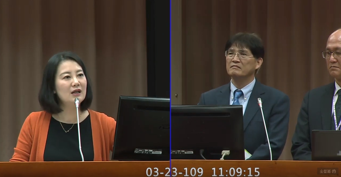 立委吳思瑤(左)質詢體育署長高俊雄(右)是否有徵詢選手意見。(翻攝自吳思瑤YouTube頻道)