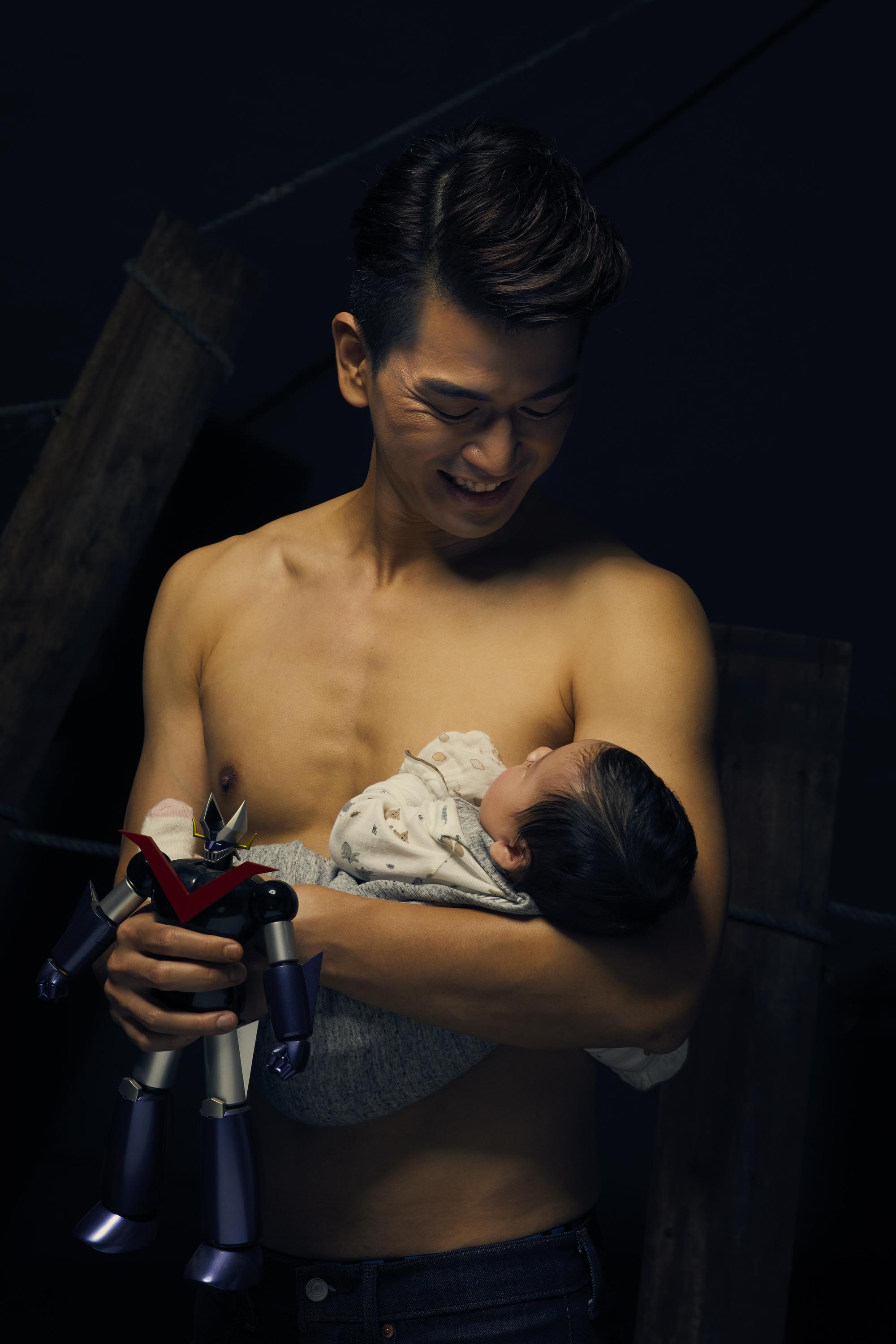 潘逸安抱著女兒一同入鏡,紀錄瘦身成果。(艾迪昇傳播提供)