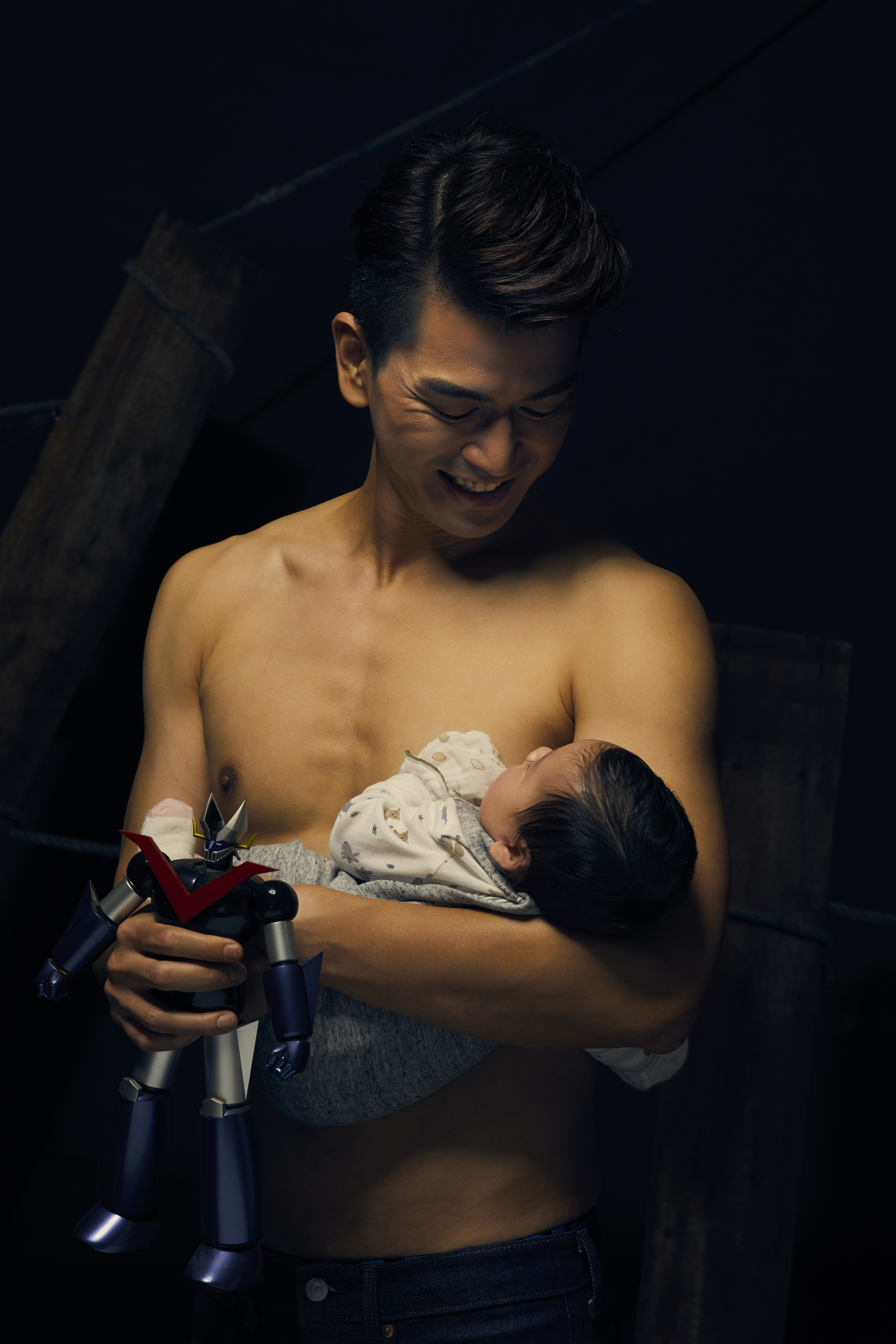 潘逸安抱著女兒一同入鏡,紀錄瘦身成果。(艾迪昇傳播提供)