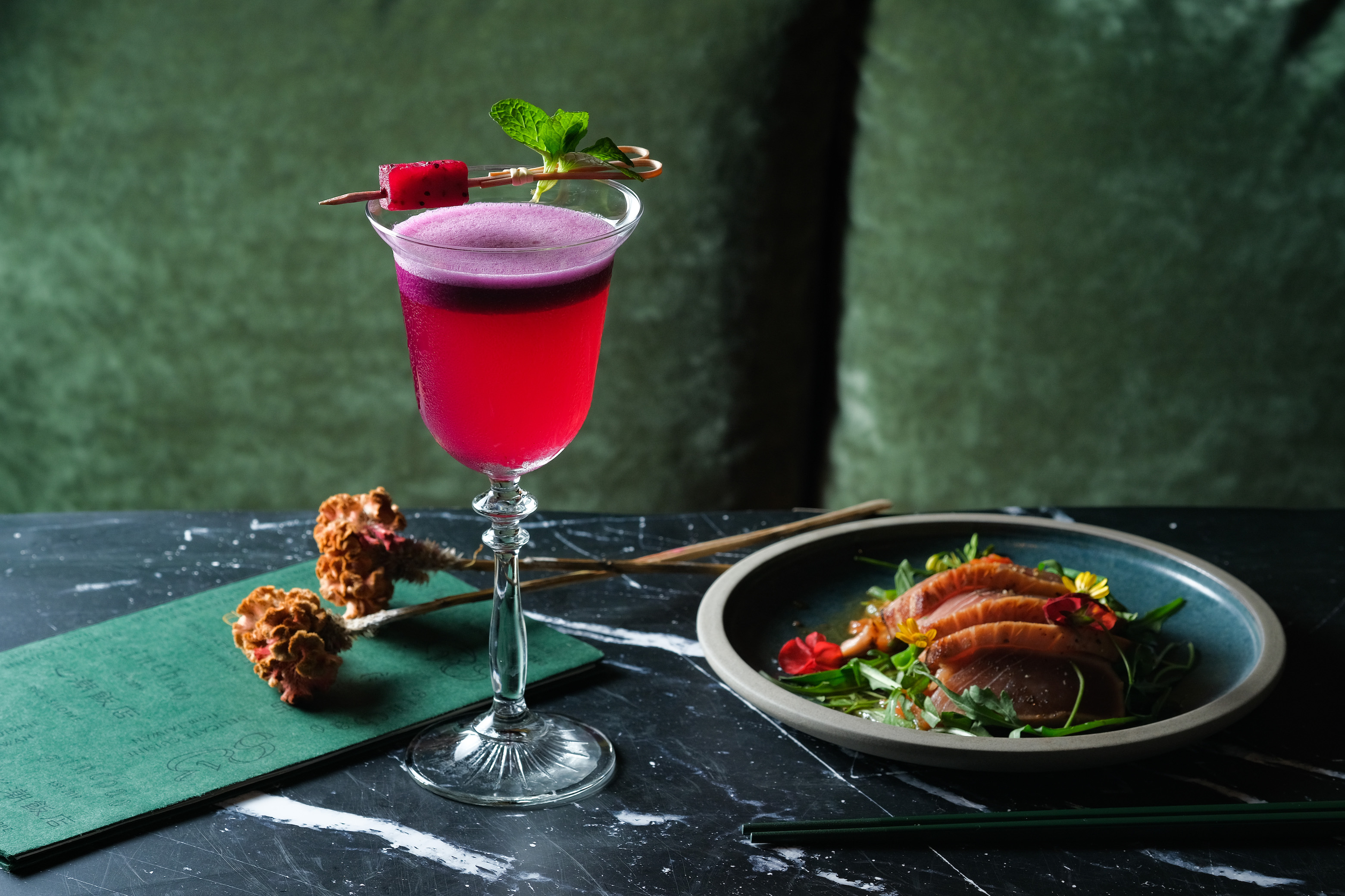 香噴噴的「遇見馴龍高手」，有紫羅蘭氣息的琴酒搭配玫瑰、荔枝，馥郁甜香深受女生歡迎。（350元／杯）