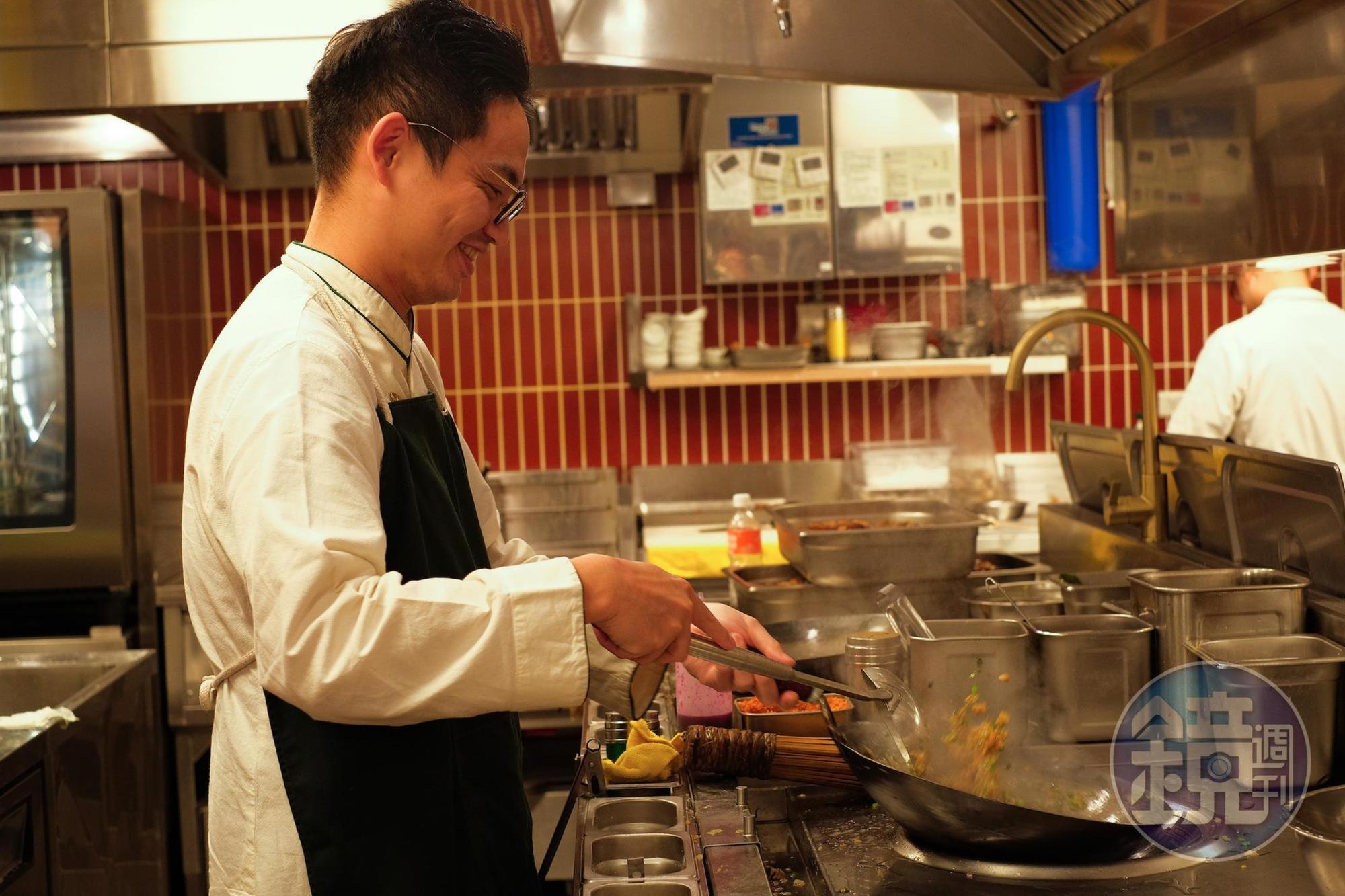 「心潮飯店」主廚溫宏元擅長將台菜元素拆解融入炒飯中。