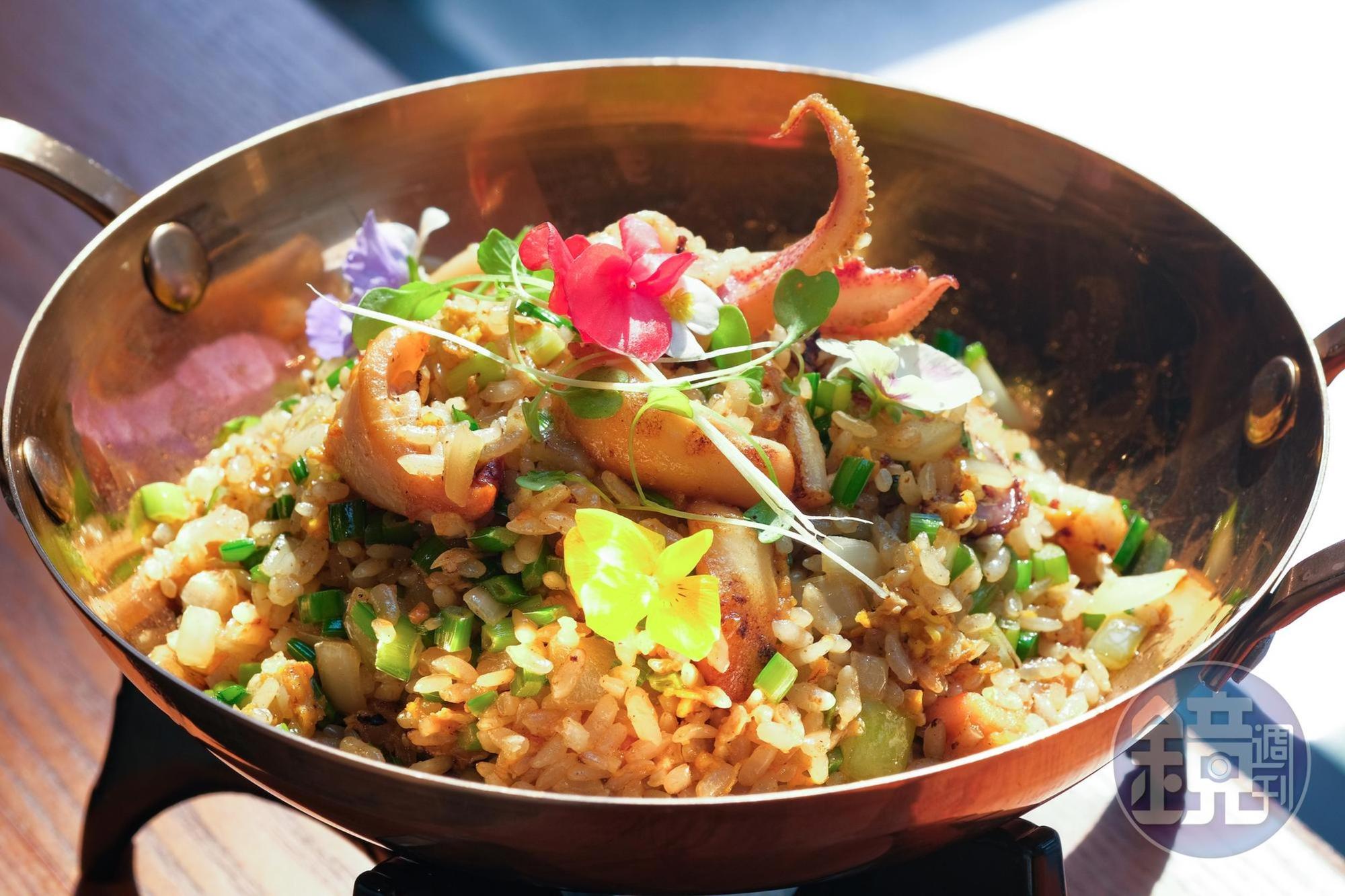 「韭香大卷炒飯」以韭菜花取代蔥花,與鮮甜的大卷搭配很對味。(420元/份)