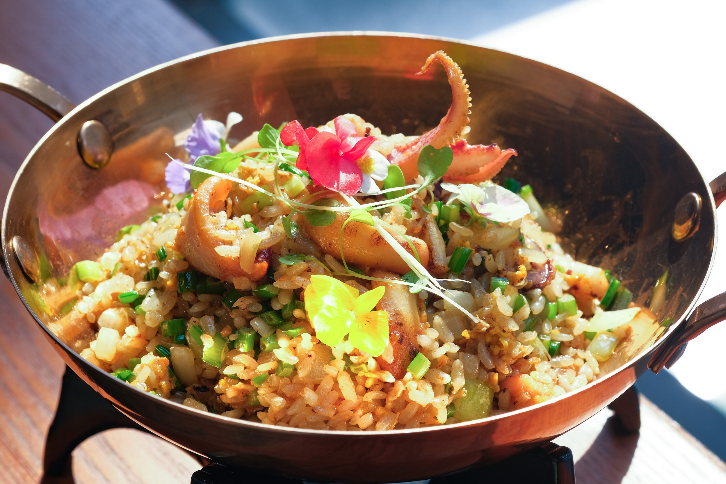 「韭香大卷炒飯」以韭菜花取代蔥花,與鮮甜的大卷搭配很對味。(420元/份)