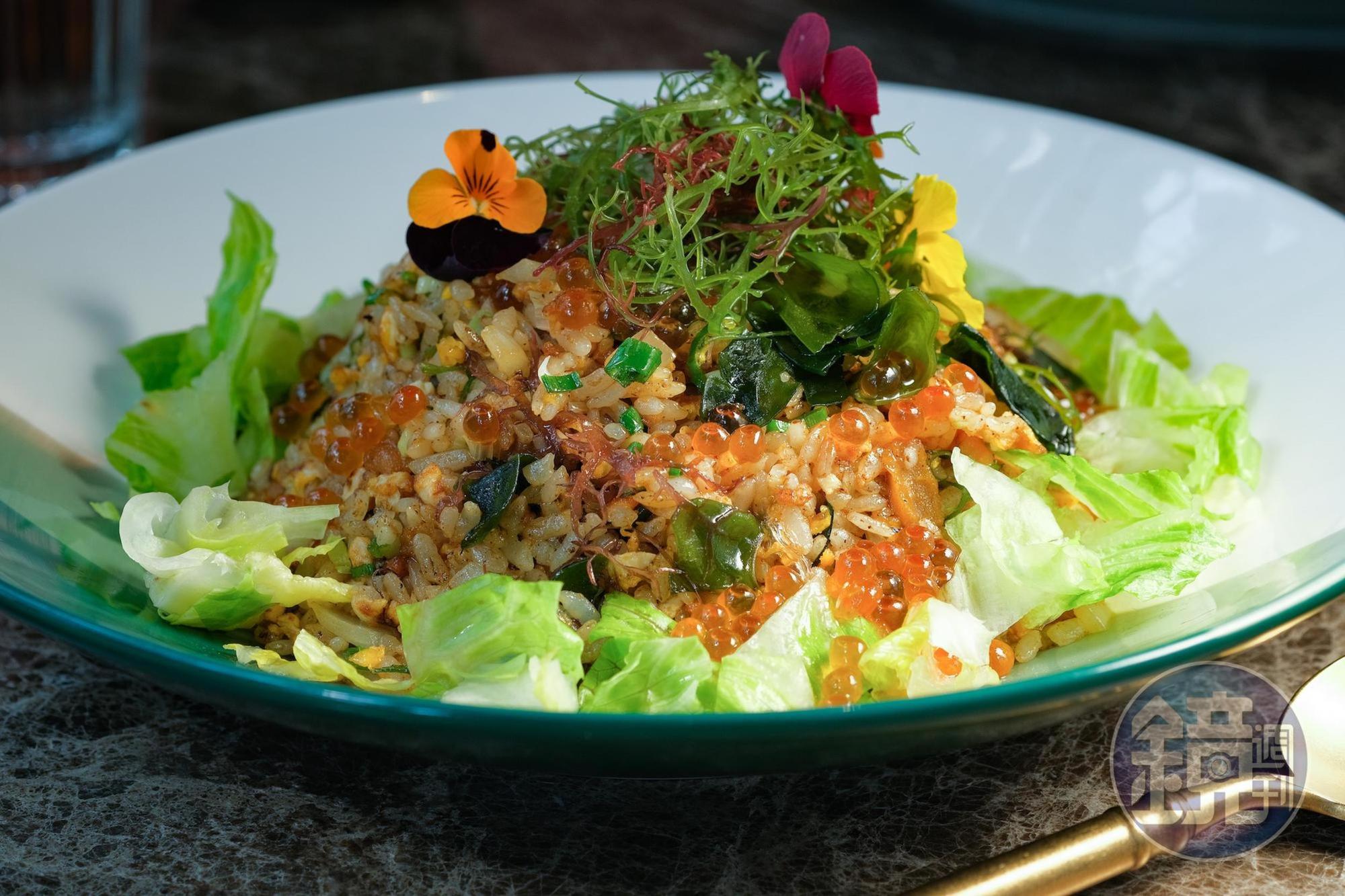 覆蓋海藻與醃漬鮭魚卵的「蔥香海膽炒飯」,鹹香海味十足。(520元/份)
