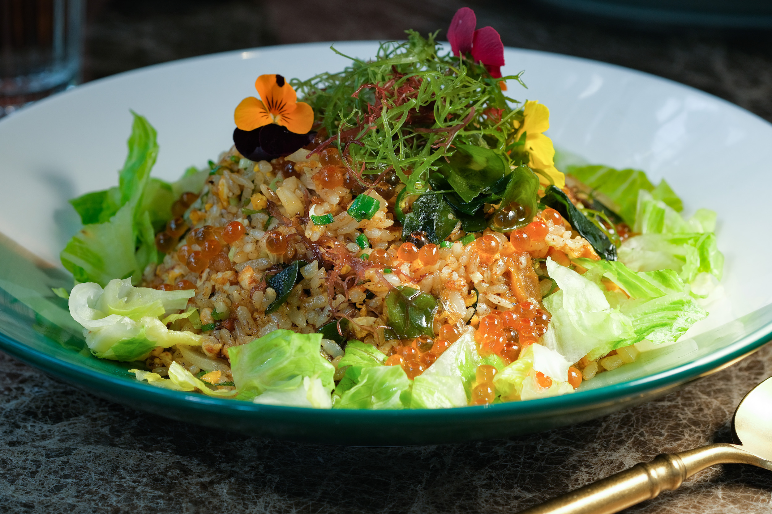 覆蓋海藻與醃漬鮭魚卵的「蔥香海膽炒飯」,鹹香海味十足。(520元/份)
