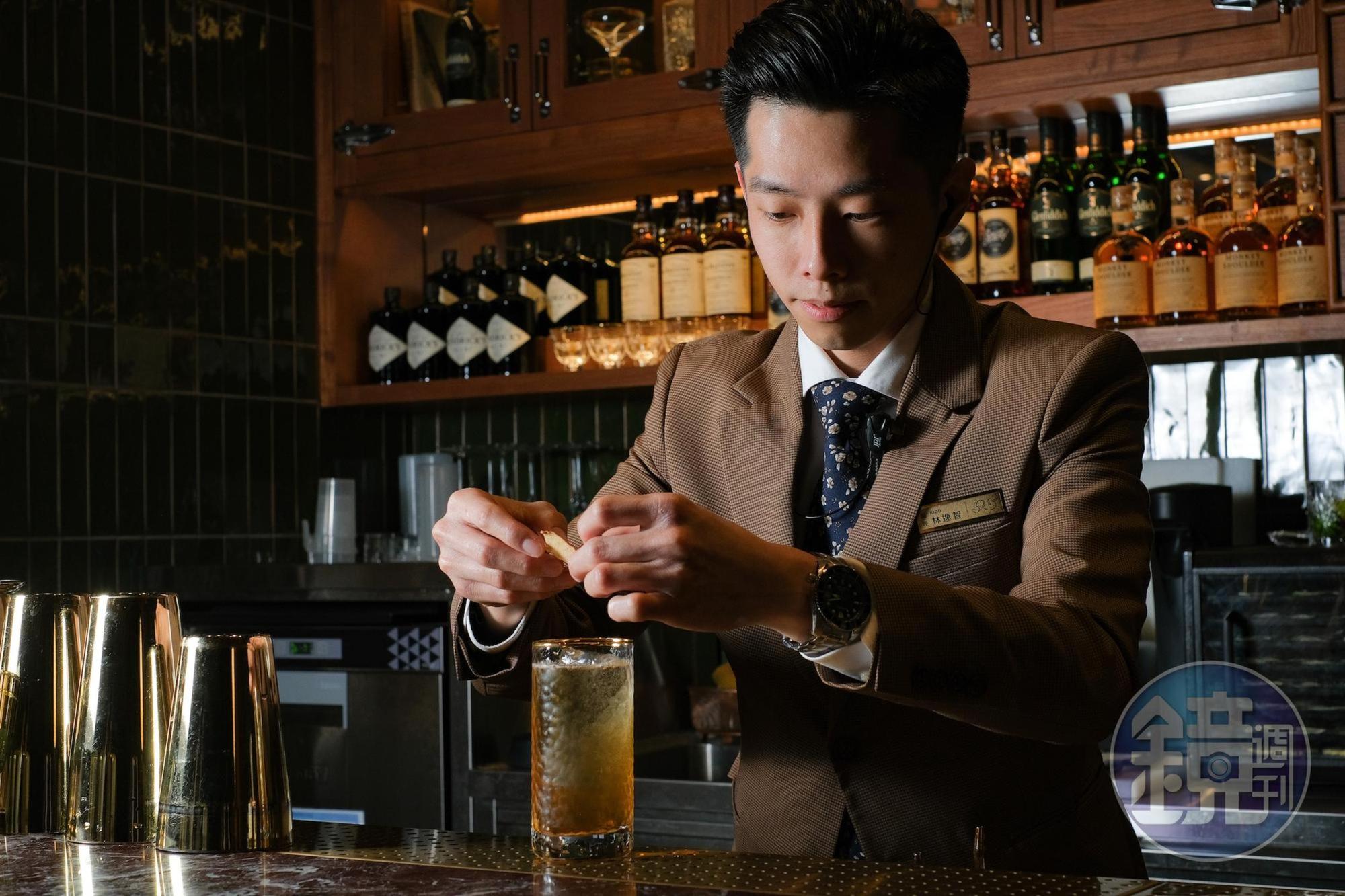 調酒師林逸智以新鮮水果結合紅茶調出適合搭配台菜的清爽系調酒。