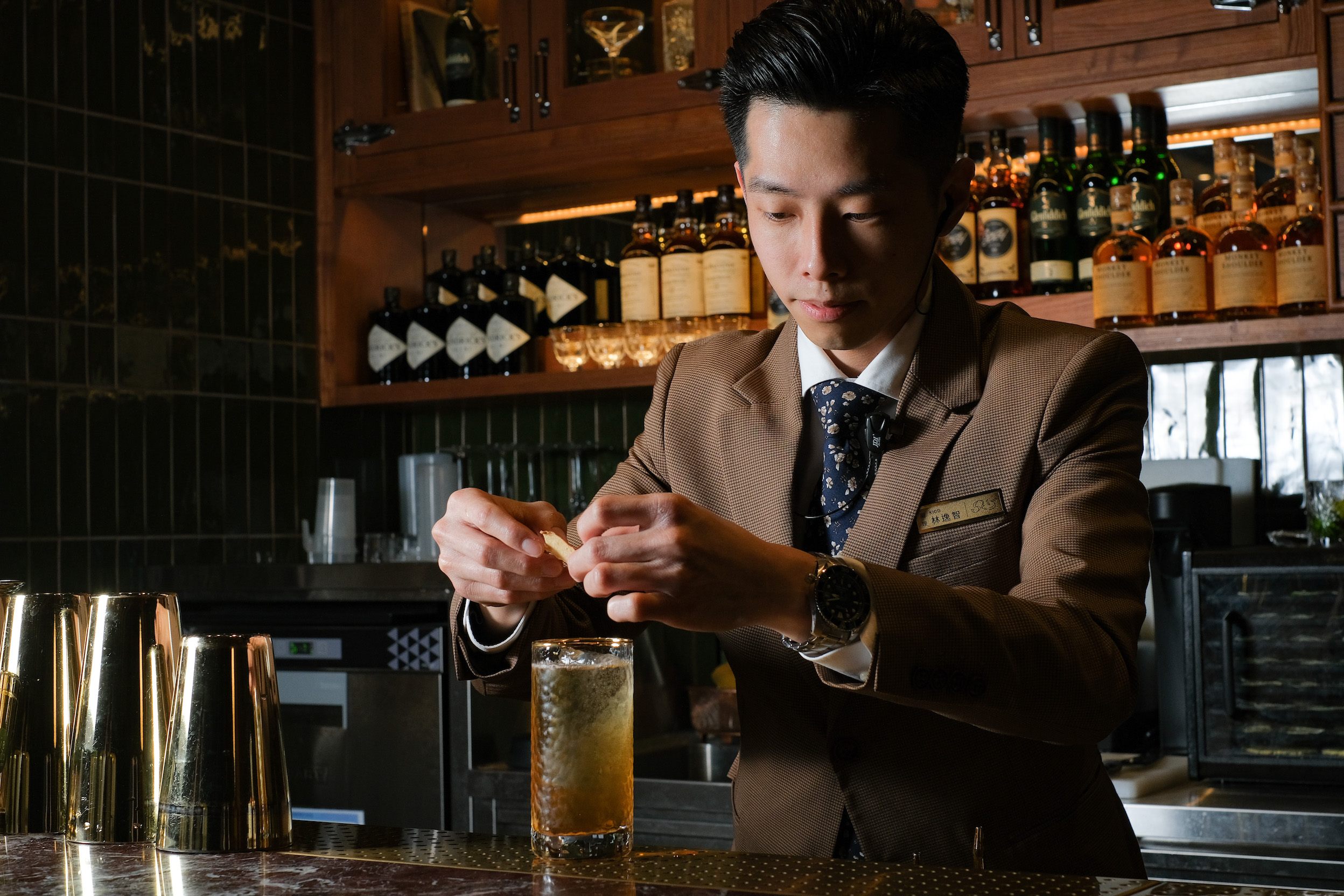 調酒師林逸智以新鮮水果結合紅茶調出適合搭配台菜的清爽系調酒。