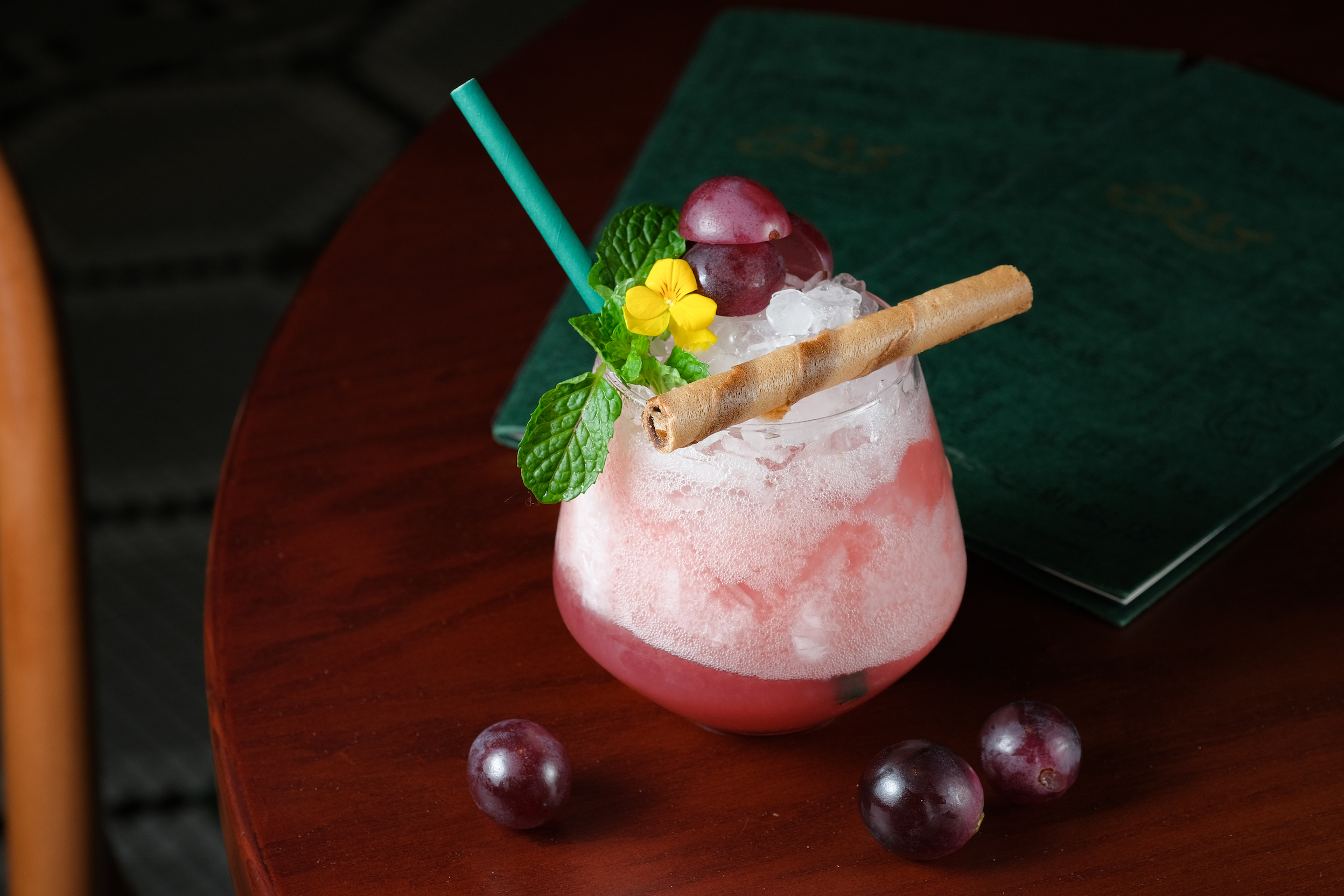 「歐吉桑不抽雪茄」以格蘭菲迪12年單一麥芽威士忌為底,配上黑啤、黑米與巨峰葡萄,放上一管脆笛酥增添趣味。(380元/杯)