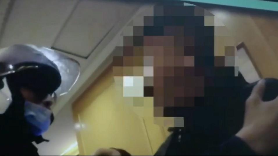 毛男大喊「我(得)武漢啦」引發恐慌,遭員警壓制帶回。(翻攝畫面)