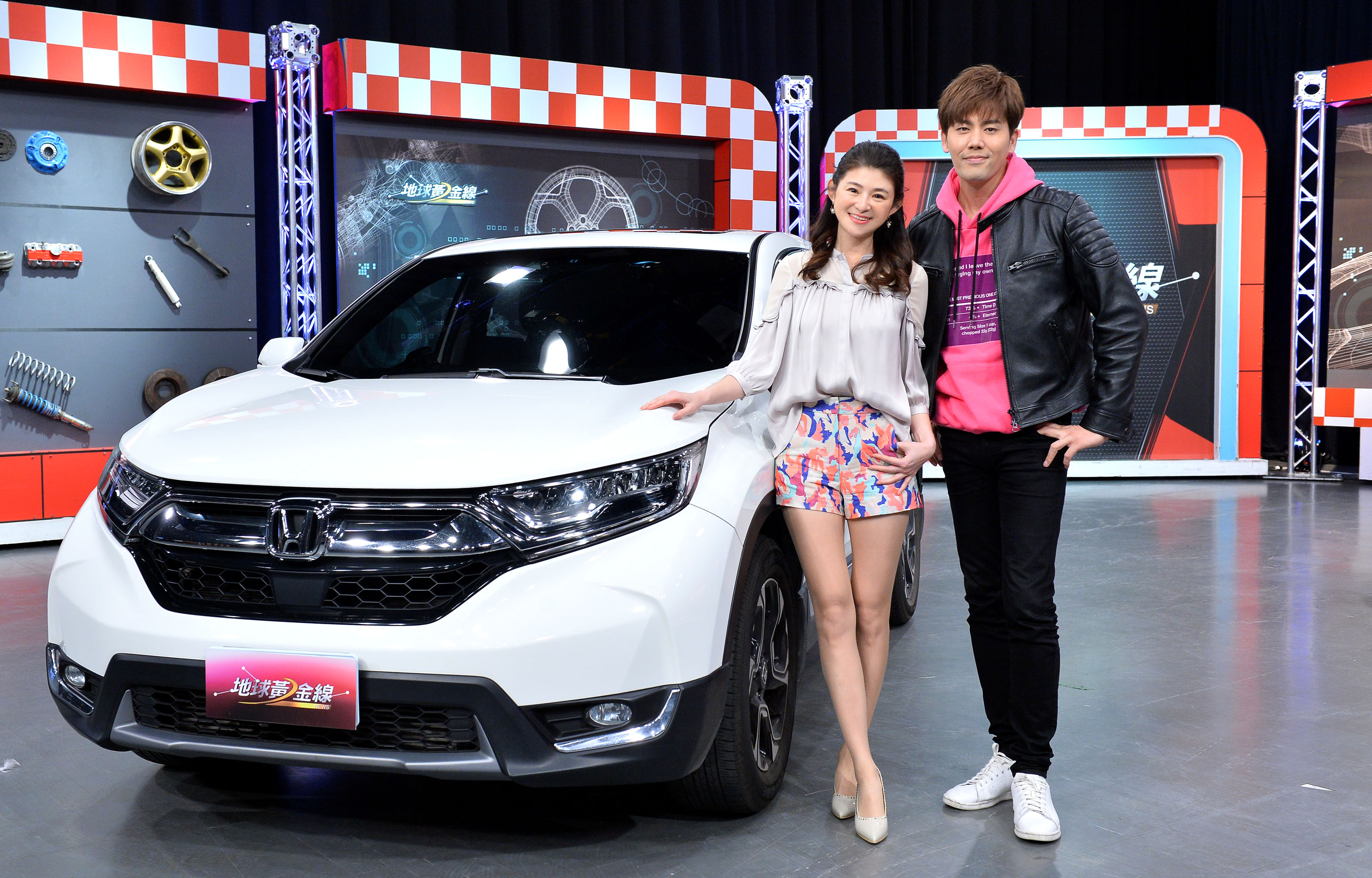 余秉諺到節目《地球黃金線》錄影，更將愛車開來攝影棚與大家分享買車心得，左為主持人蘇宗怡。 （TVBS提供）