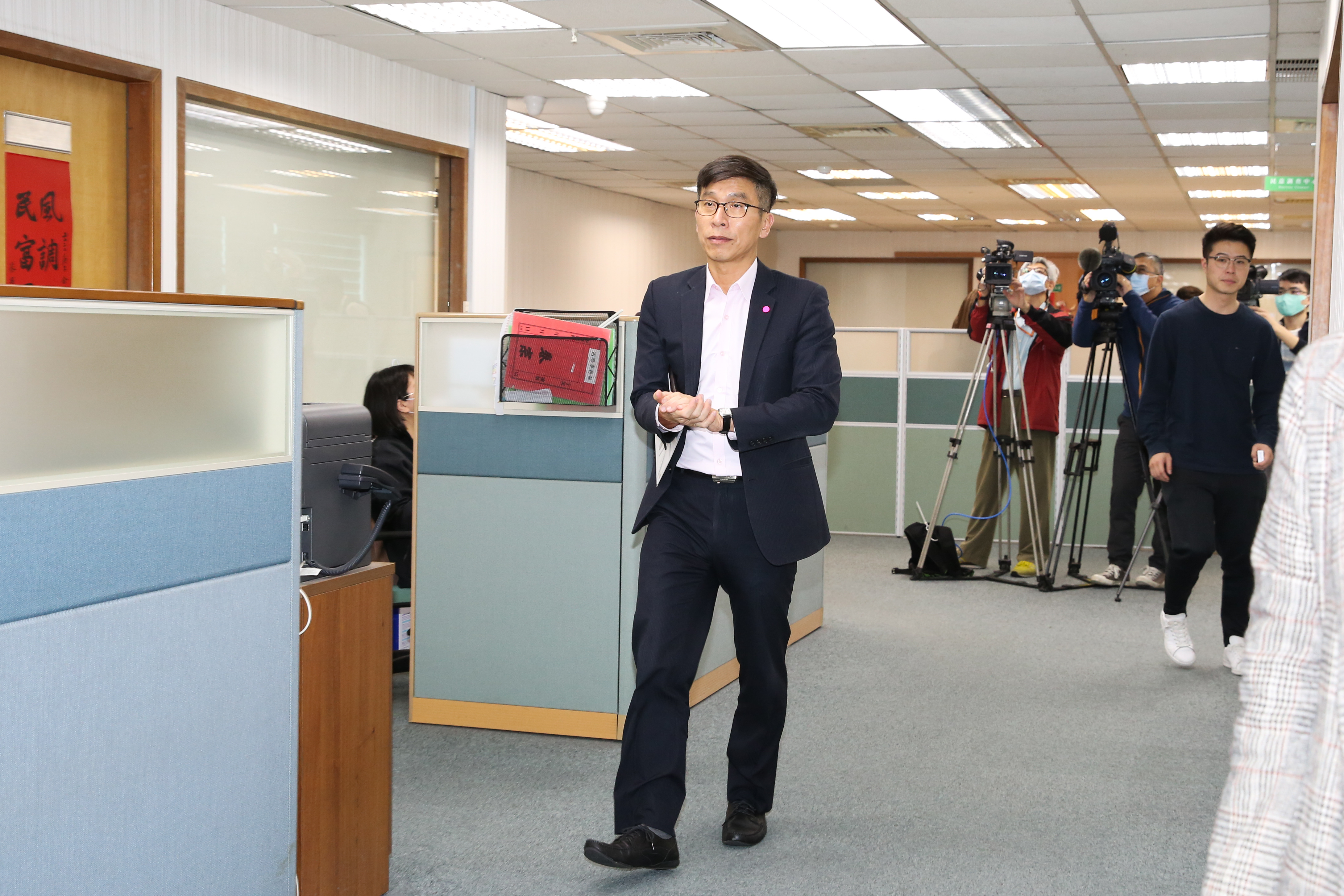 民進黨立委鍾佳濱呼籲政府全面檢討相關成年年齡規範的差異。（資料照）