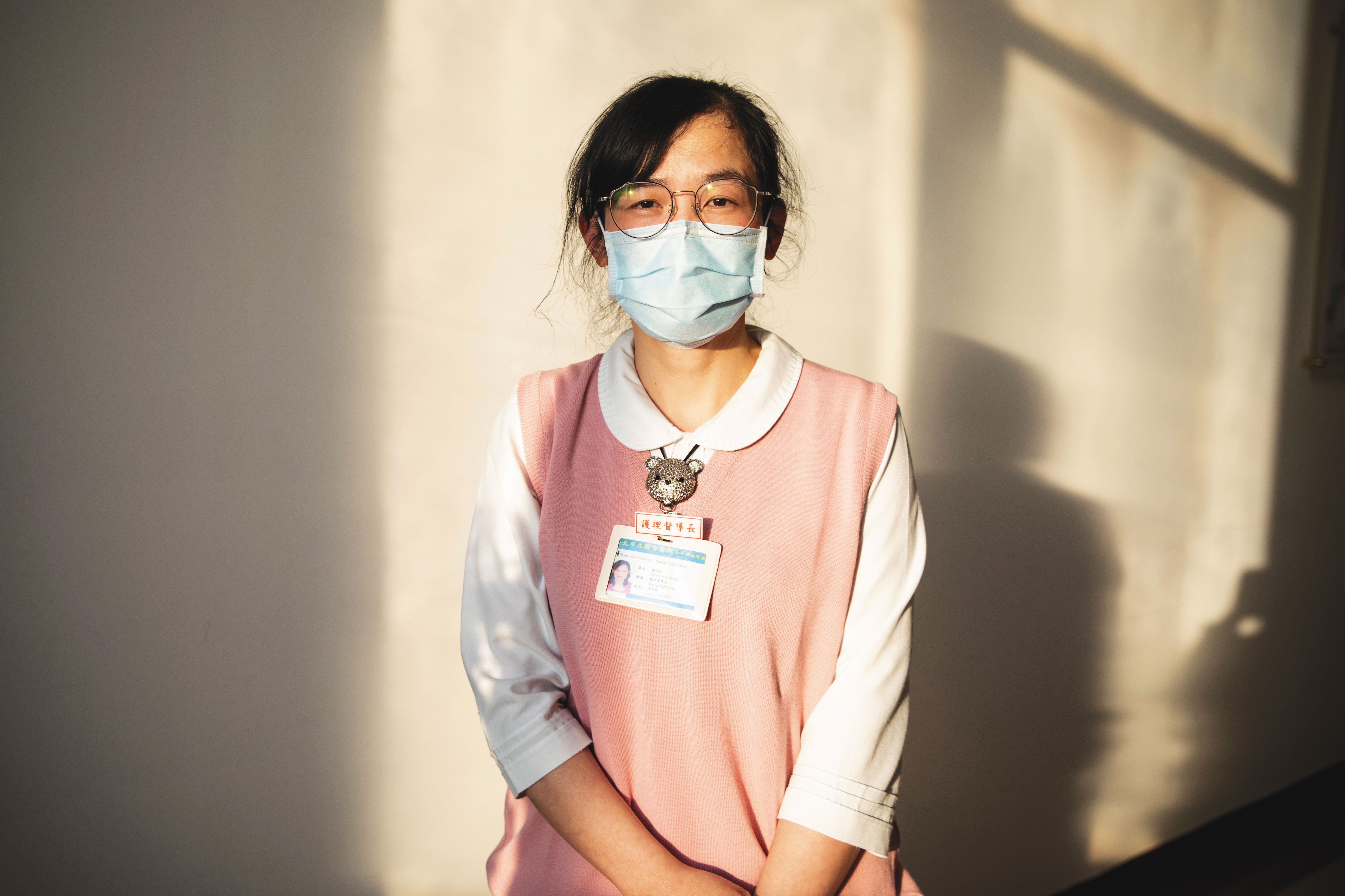 黃露萩現在於和平醫院擔任督導,訓練新進護理師進入負壓隔離病房的作業流程,也傳承當年的抗煞經驗。