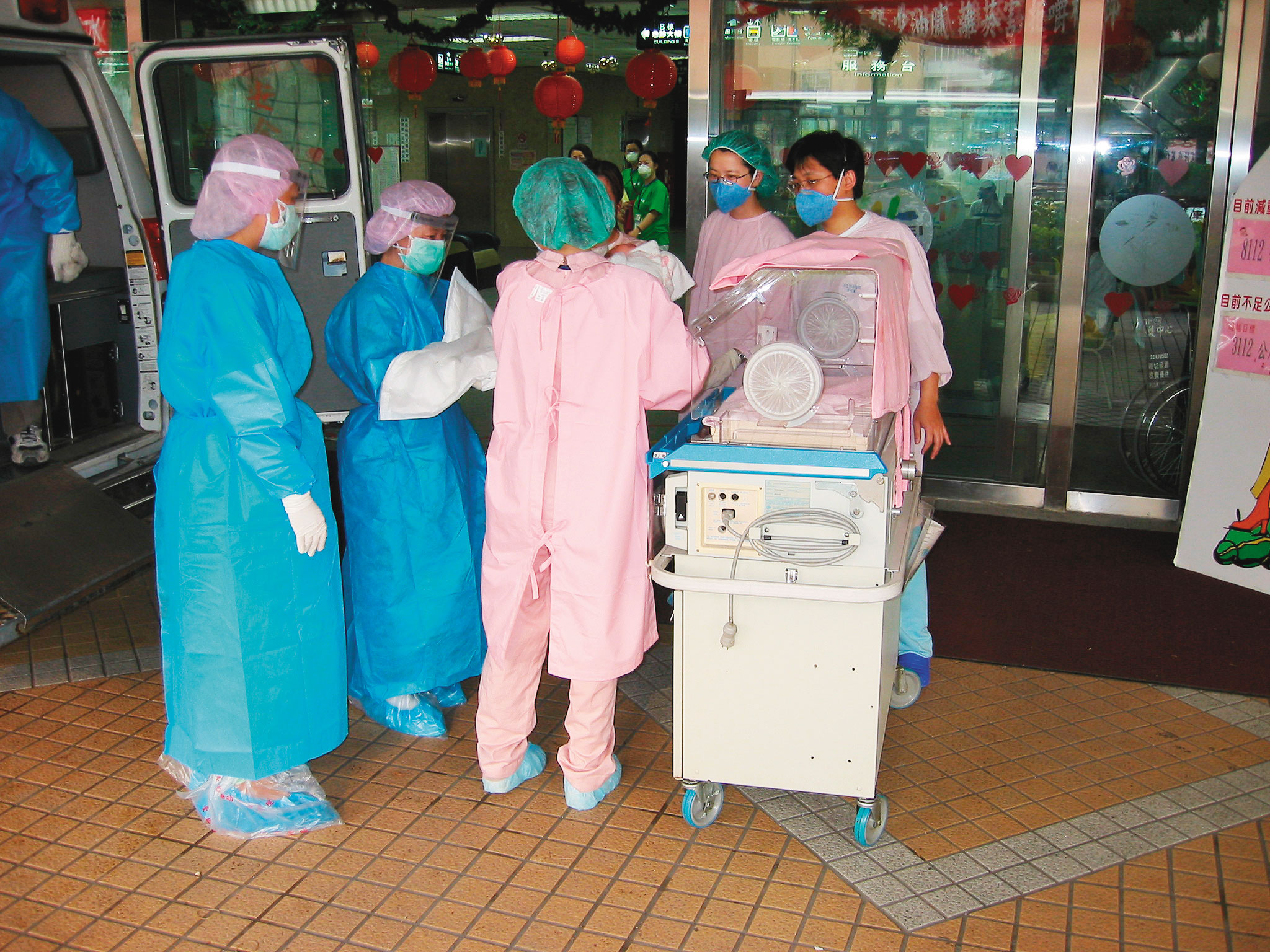 林秉鴻說,和平醫院封院前日就協助大多數病患轉院,剩下未轉的,簡直是和平之友。圖為大批醫護在封院時照顧早產兒。對比今日的防護規格,圖中可見當時醫護身上的防護裝束仍相當簡陋。(林秉鴻提供)