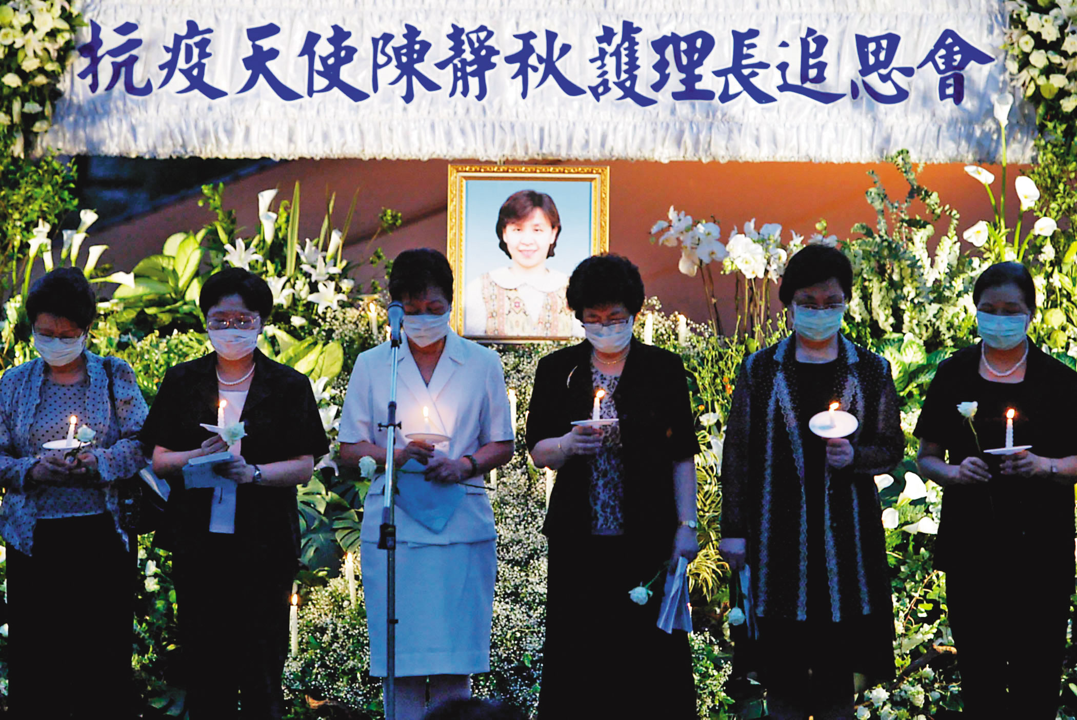 2003年5月6日,台灣第1位因SARS殉職的醫療人員陳靜秋追思會在台北市政府市民廣場舉行,各界前往默哀致意。(中央社)