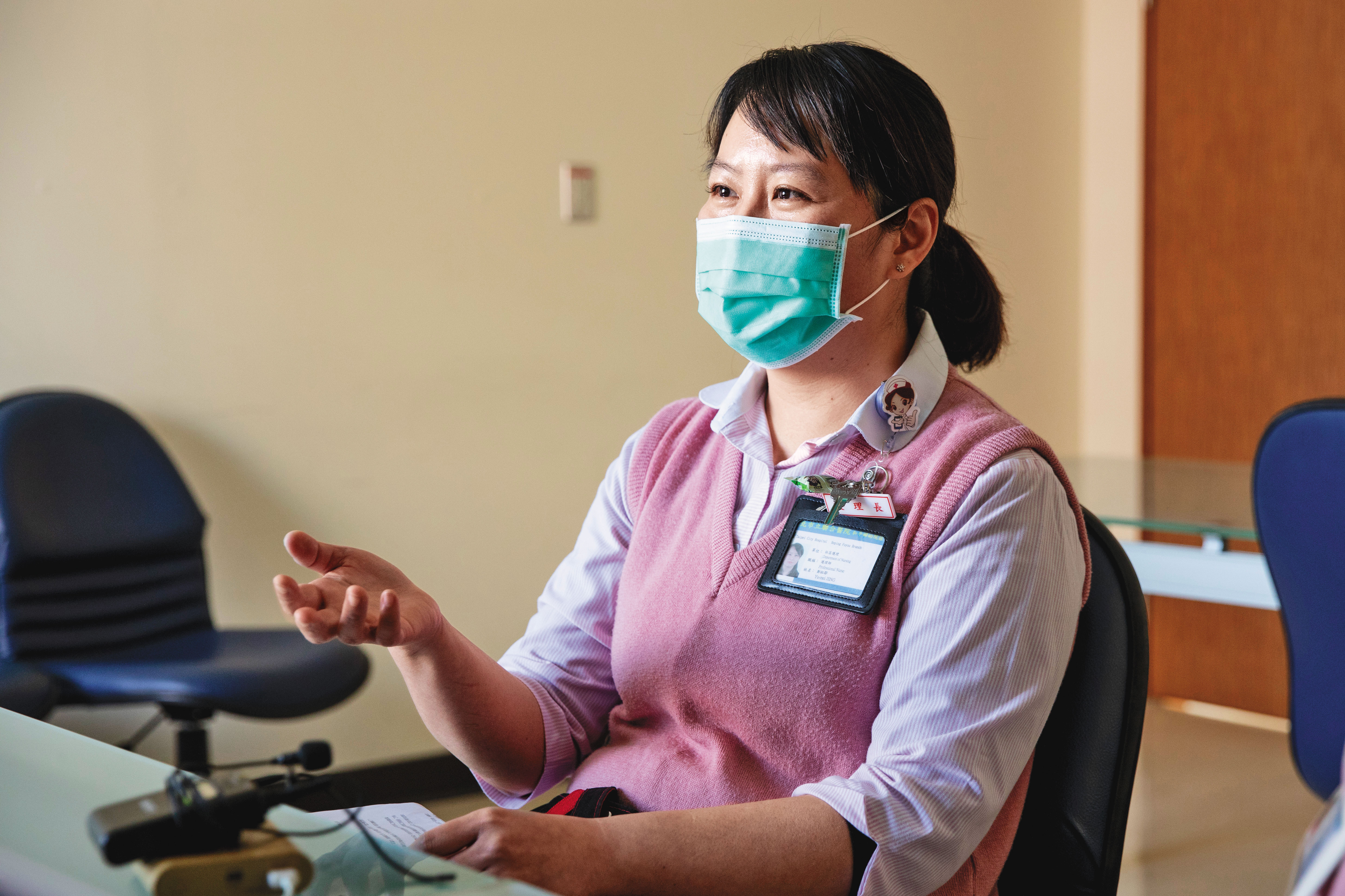 鄭鈺郿當年是SARS確診患者，留下後遺症。疫情結束後醫院給予心理輔導服務，她也未使用，她說：「我說我不用，往前看就好。」