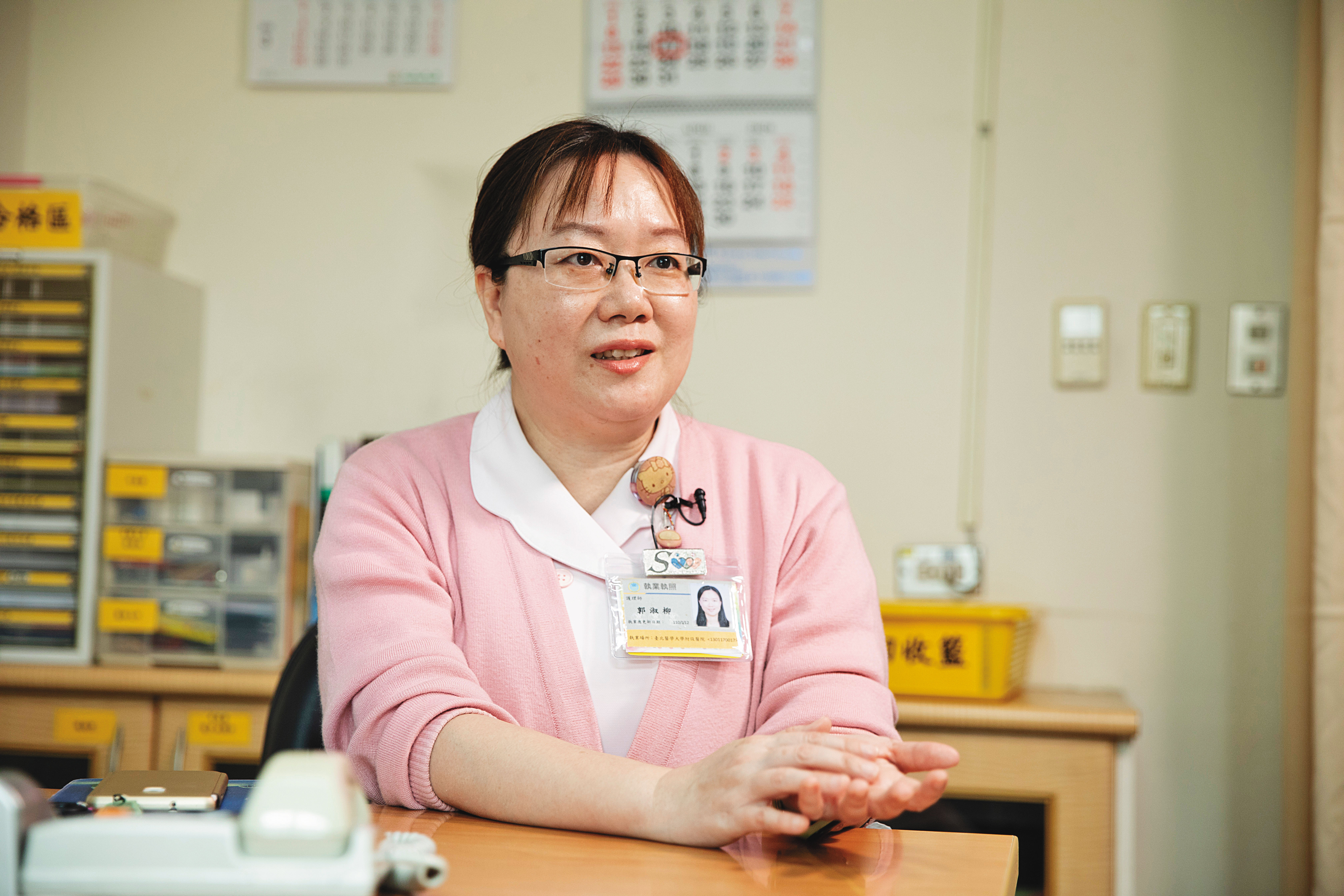 郭淑柳當年在國泰照護染煞病人，曾戴著P100口罩，在病房內用力唸出家屬寫給病人的卡片內容。她說：「你很清楚，病人在裡面是很孤單的。其實想起來還蠻感動的，因為我們沒有1堂課教過這個。我想這就叫專業吧。」