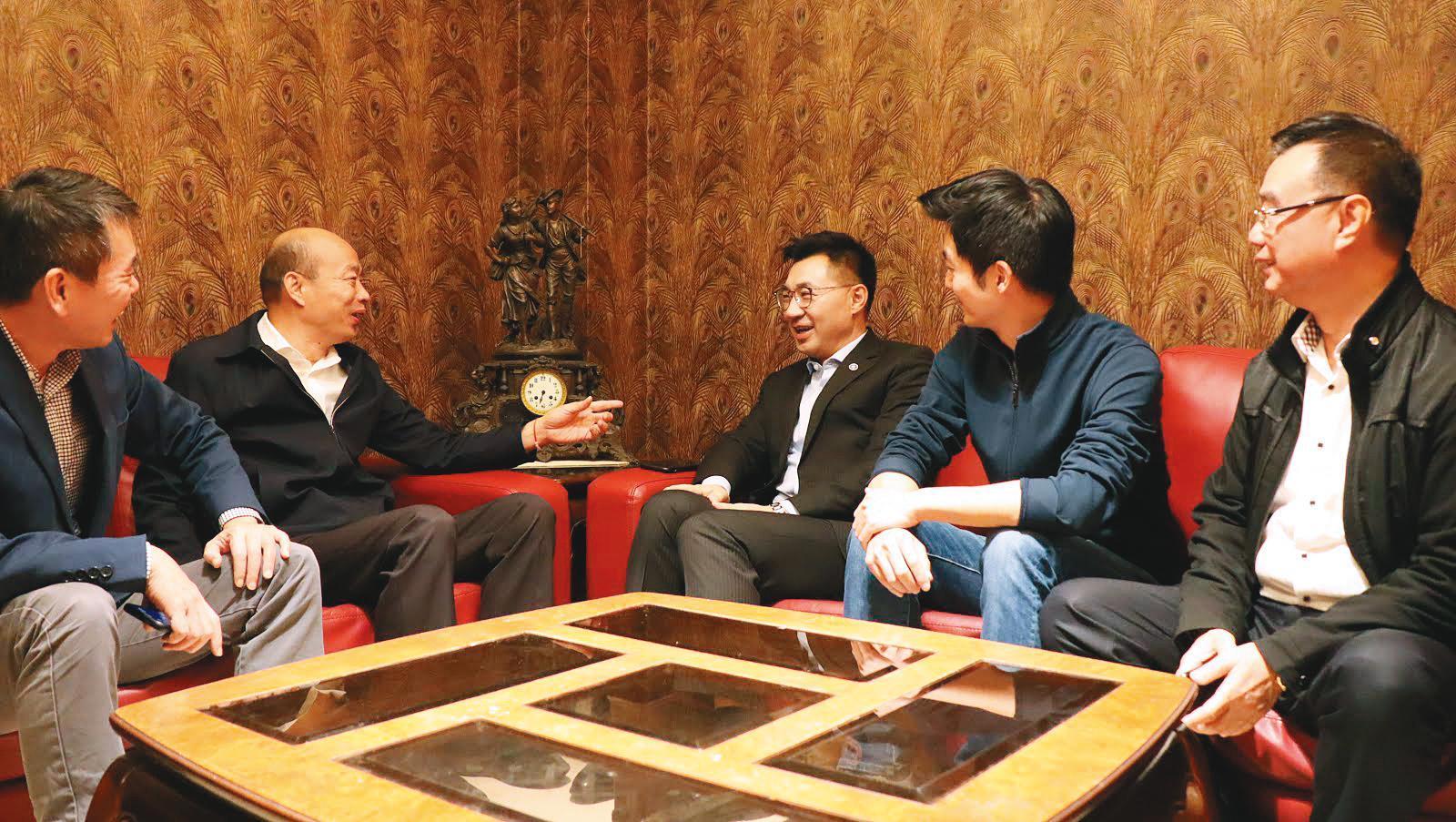 大選中獲鋼鐵韓粉力挺的韓國瑜,連帶讓挺韓直播主崛起。這對挺藍而非挺韓的版主來說,內心是五味雜陳。圖為國民黨主席江啟臣15日率立院黨團幹部拜會韓國瑜。(國民黨提供)