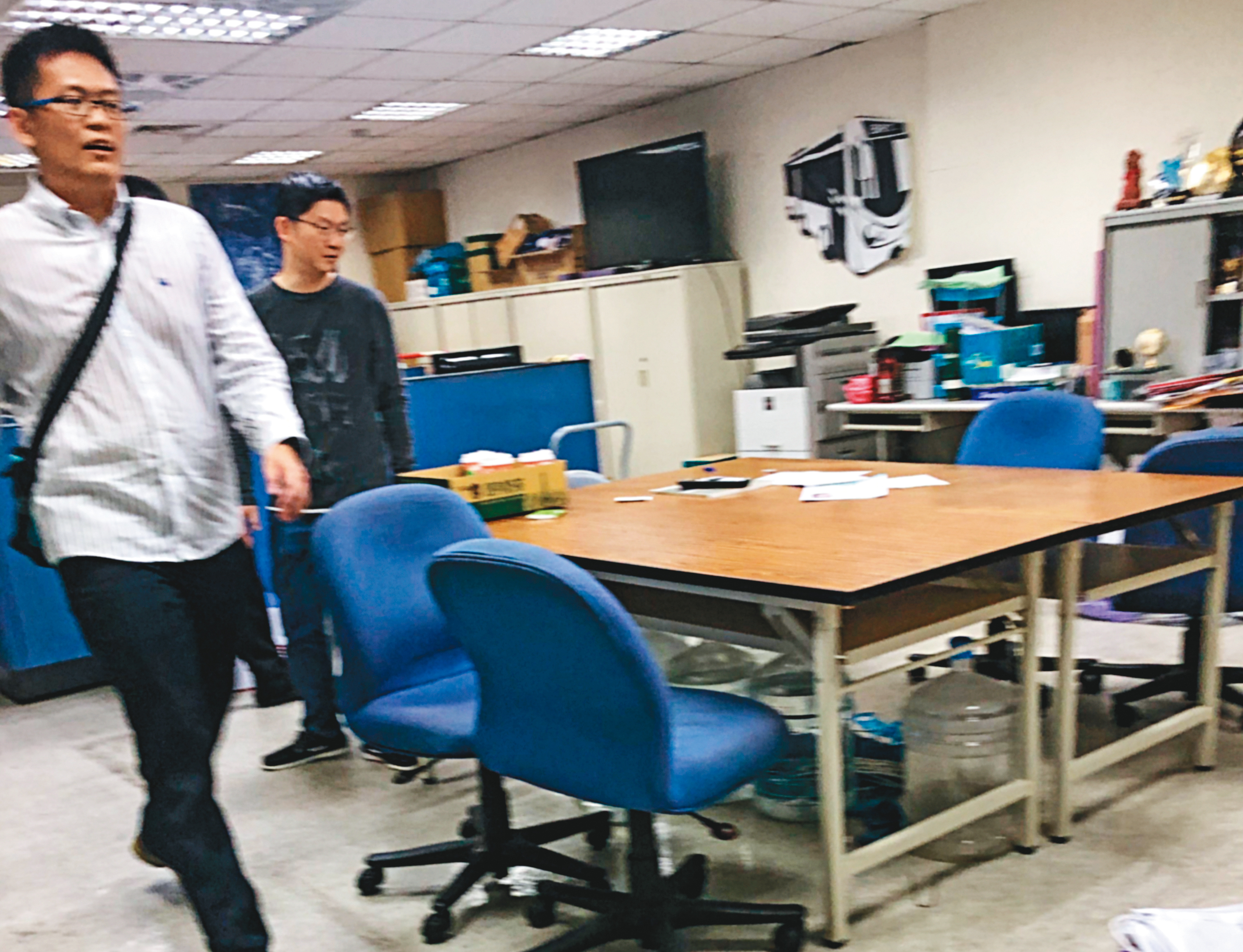 3月22日15:16本刊直擊，文傳會召集挺藍粉專開會，除了新媒體部呂謦煒（左）出席外，藍營智庫研究員黃心華（右）也有到場。