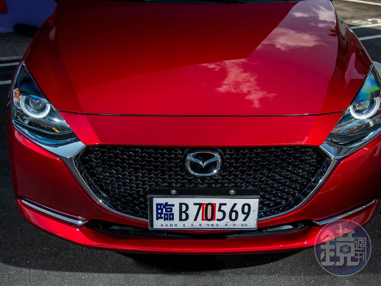 新世代Mazda2在車頭保險桿上多了兩條鍍鉻飾條來點綴。