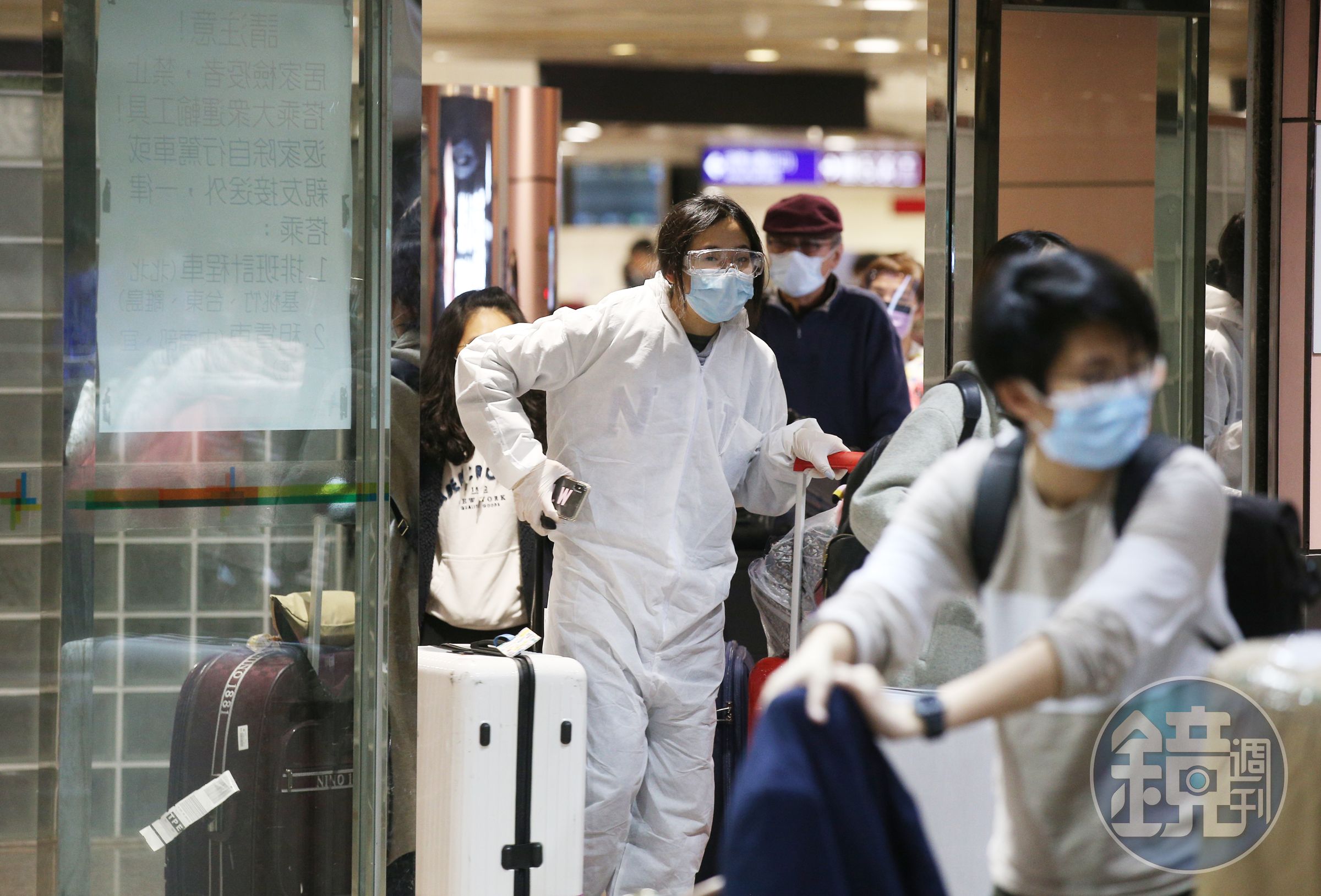 台灣原本還把各國分成3個等級，上星期全都打成3級警戒，只要搭機入境，就得在家隔離檢疫。