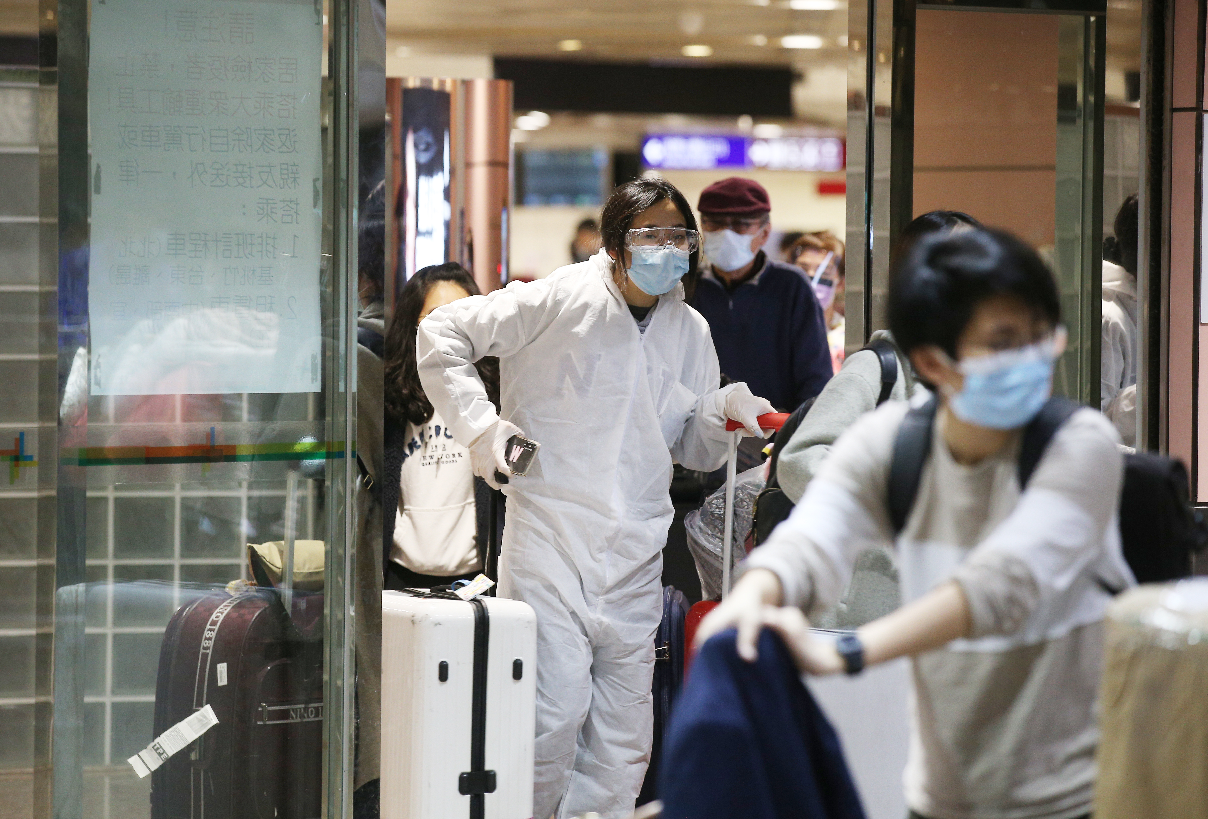 台灣原本還把各國分成3個等級，上星期全都打成3級警戒，只要搭機入境，就得在家隔離檢疫。