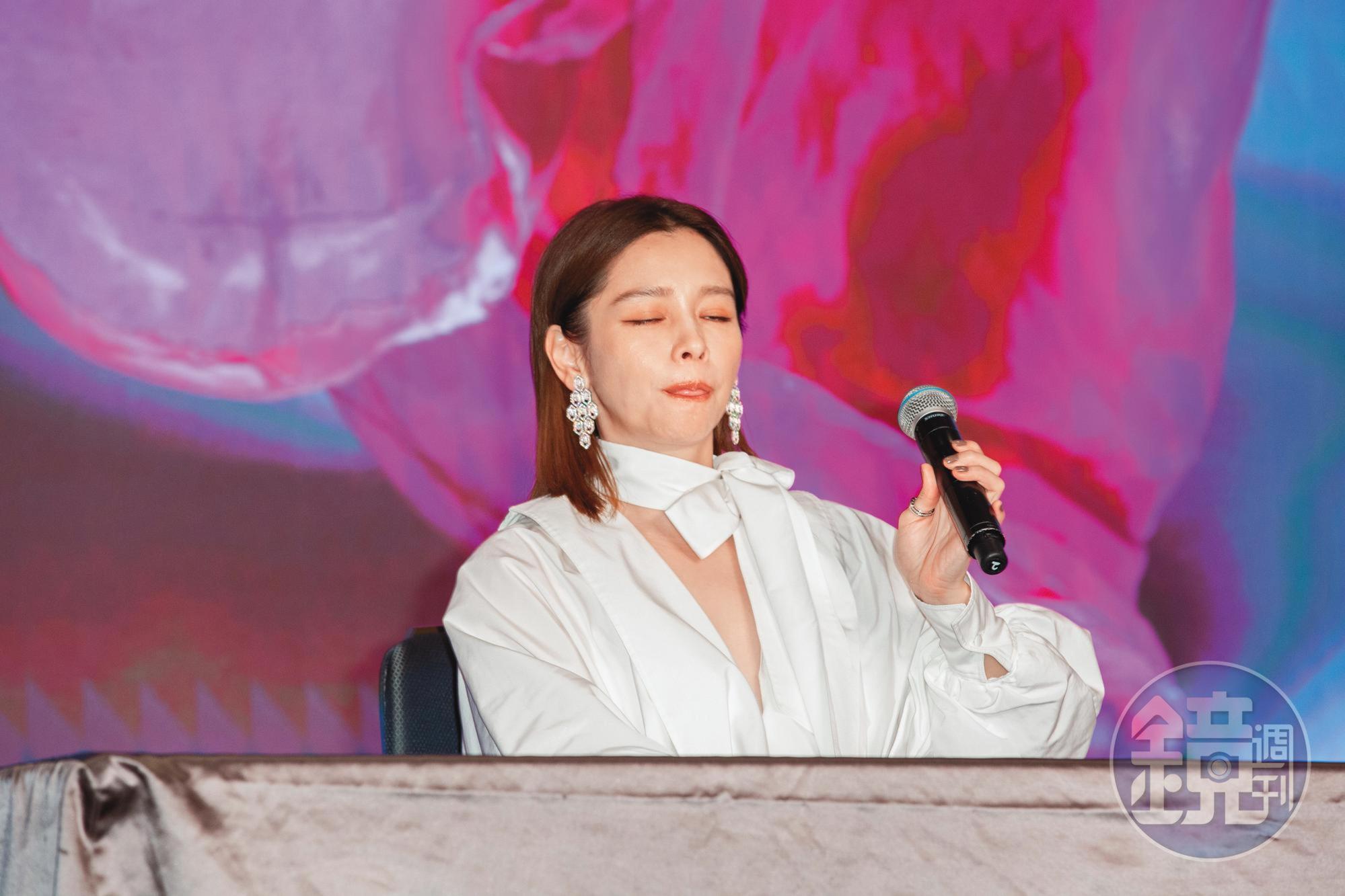 不像一般包袱很重的女星，徐若瑄在台上的嘴臉收放自如。
