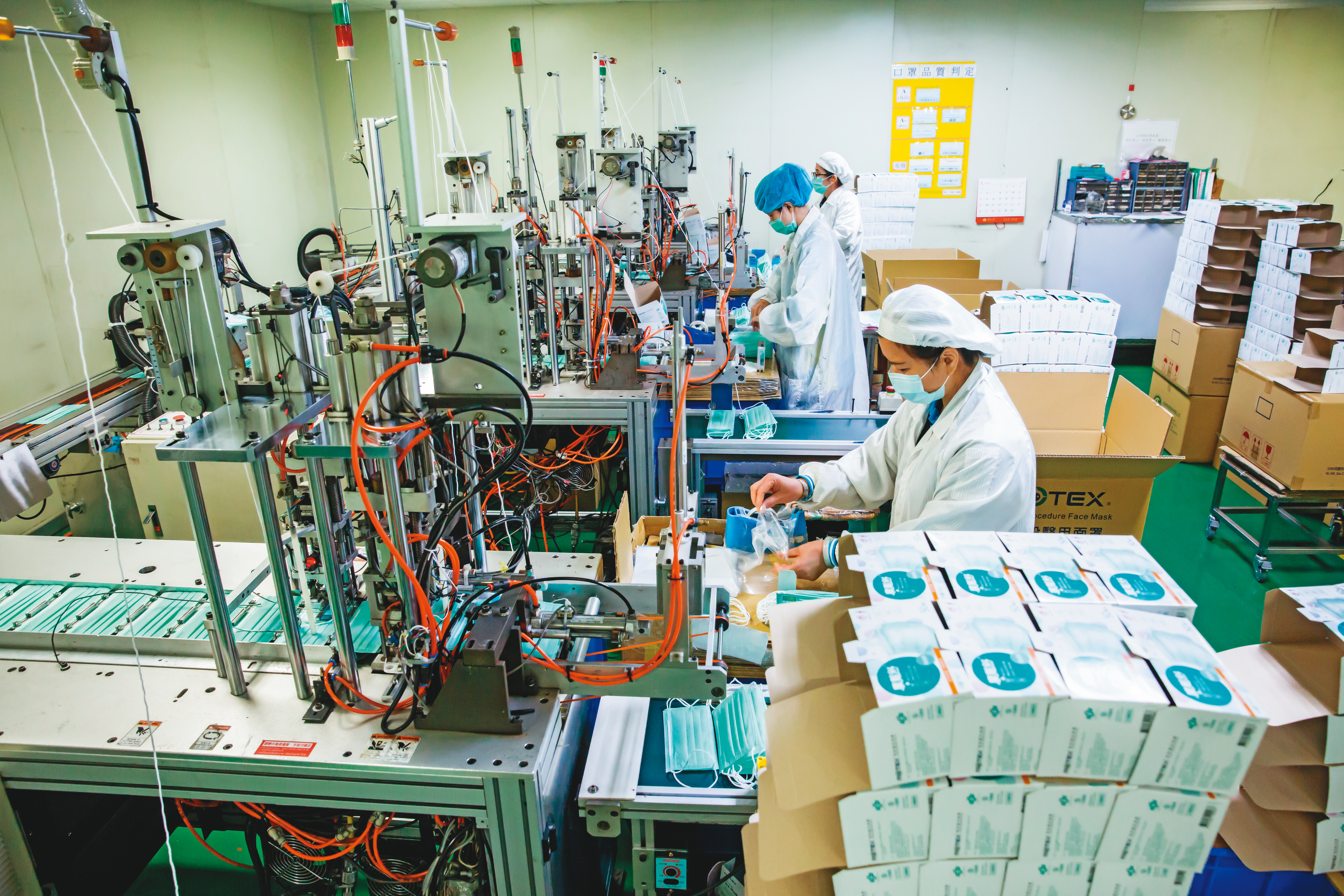 台灣疫情爆發後市面口罩曾一度短缺，幸虧經濟部長沈榮津帶頭號召業界共組「國家隊」，得以解決燃眉之急。