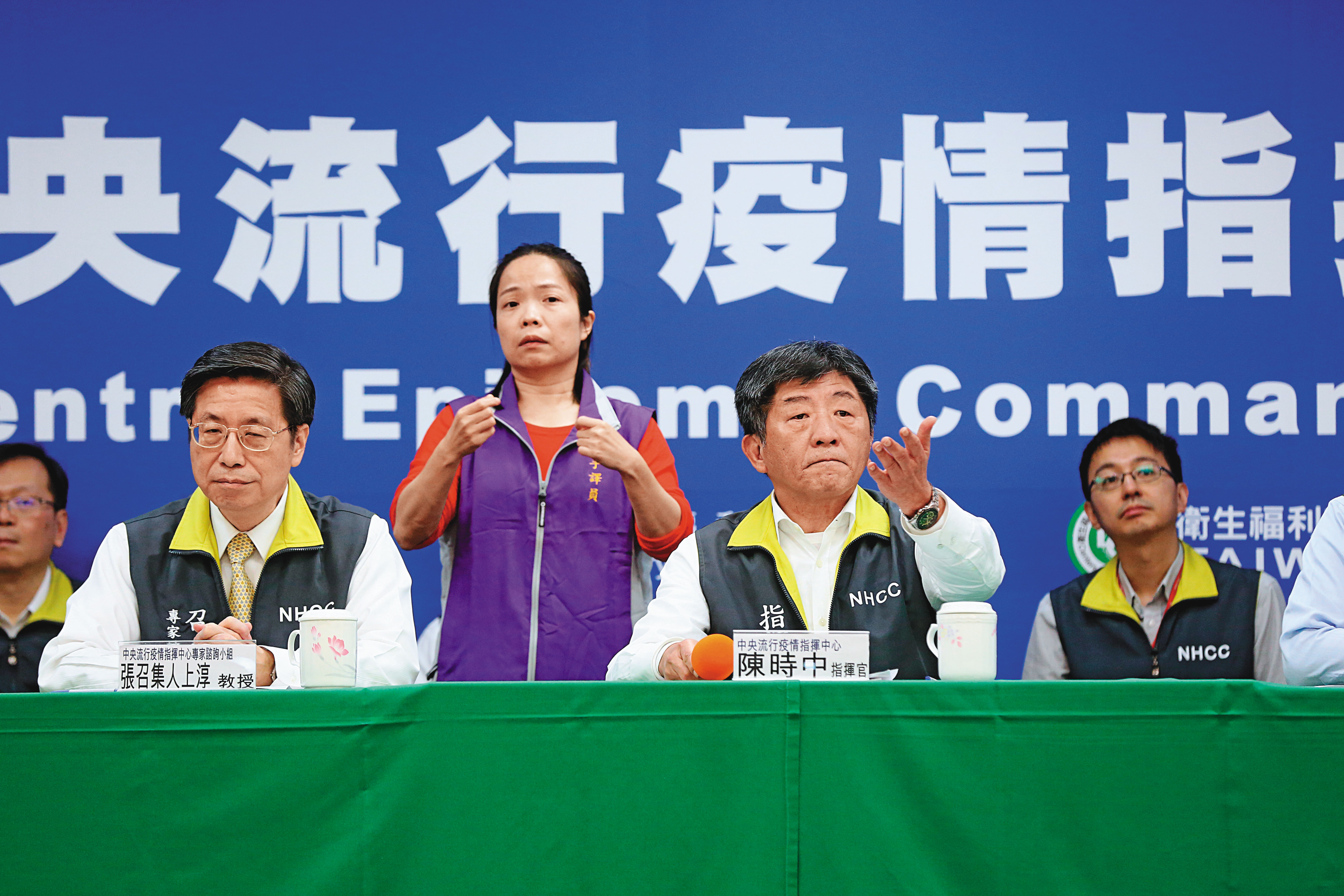 最近國內確診新冠肺炎病例暴增,也衝擊投資人信心。