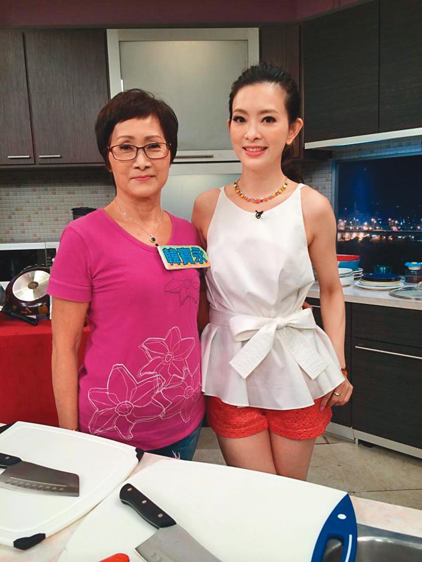 劉真的母親韓寶永曾經反對她跳國標舞,但後來母女感情恢復,還一起上節目。