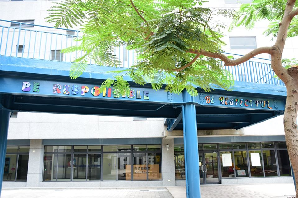 台北歐洲學校為防疫無預警停課，引發家長不滿。（翻攝畫面）