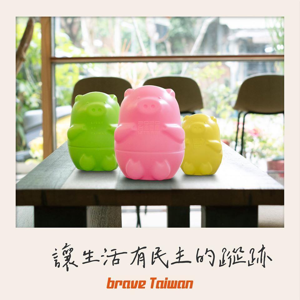 三隻小豬撲滿設計成像俄羅斯娃娃型式可疊合收藏,分別以三次大選的視覺概念為主軸。(翻攝自勇敢台灣 brave Taiwan臉書)