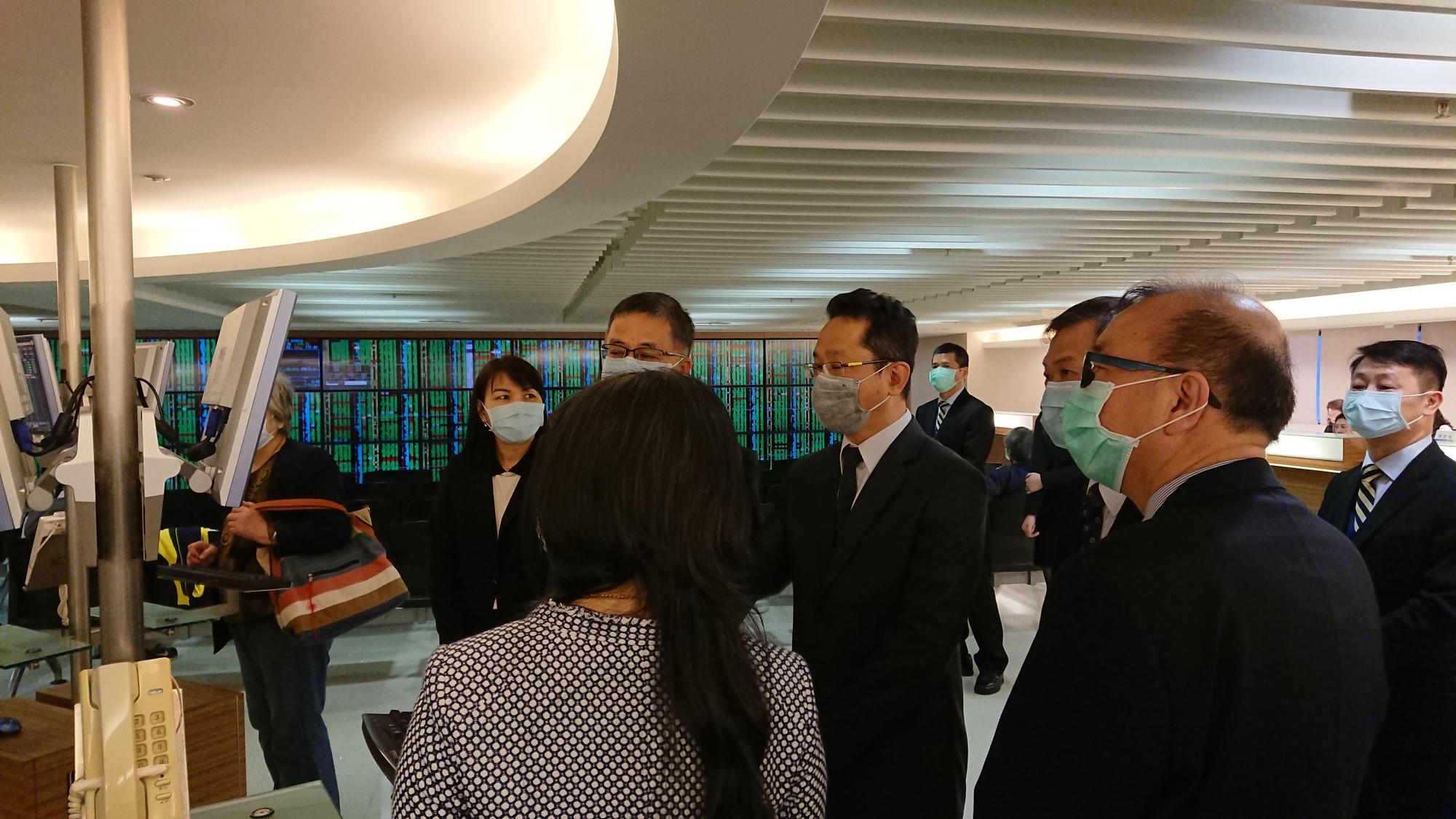 為了解逐筆交易上線首日之使用情況,臺灣證交所簡立忠總經理及櫃買中心李愛玲總經理率隊至全臺證券營業處所實地訪查。