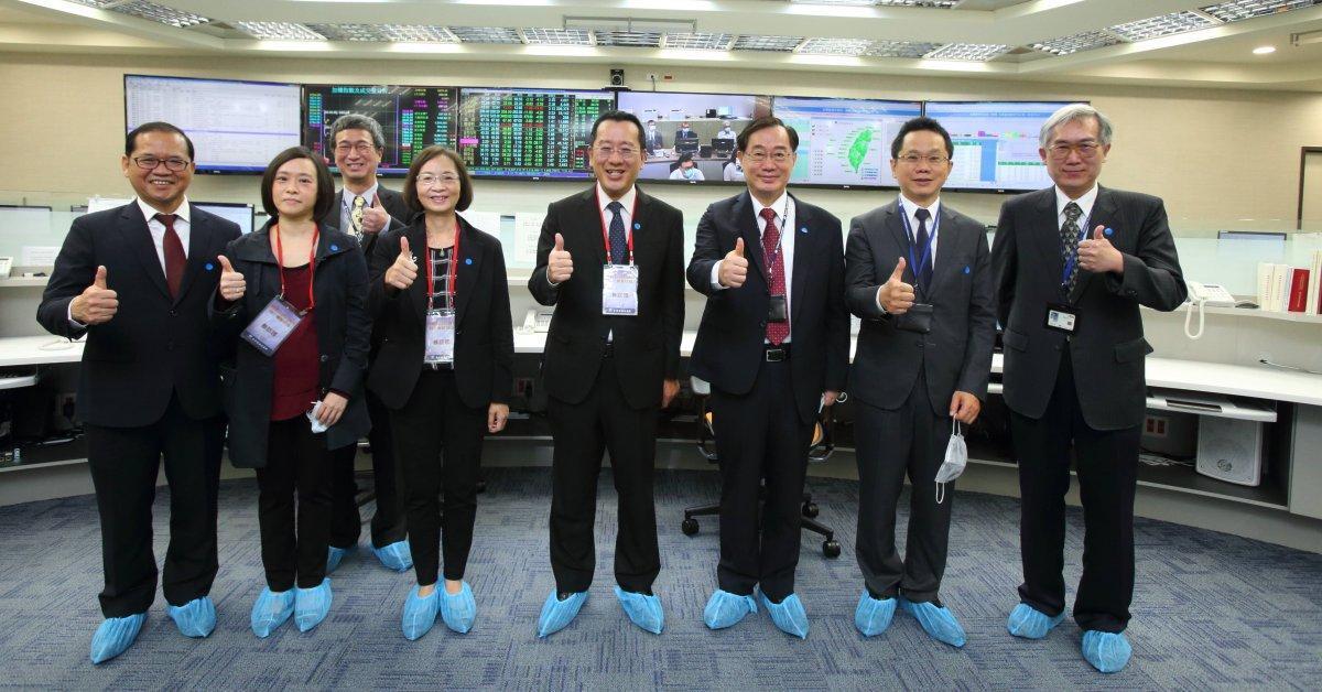 逐筆交日於3月23日正式上線,金融監督管理委員會顧主任委員立雄(前中)及證券期貨局王局長詠心(左四),親赴臺灣證券交易所視察撮合系統之運作情況,由臺灣證券交易所許璋瑤董事長(右三)及簡立忠總經理(右二)親自接待。
