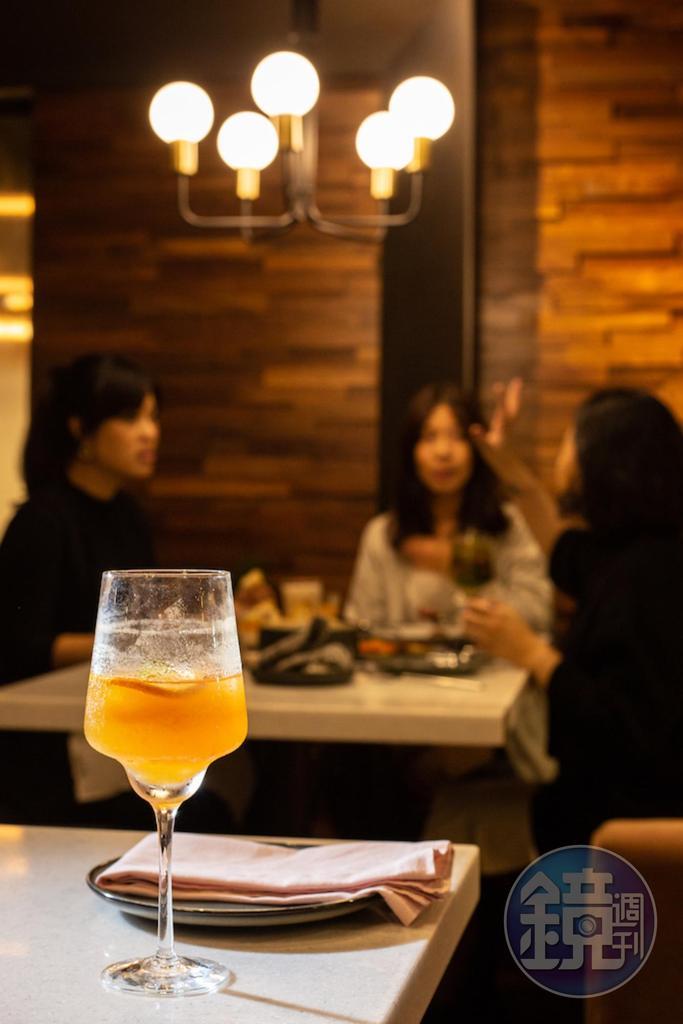 餐廳全時段供應餐酒,女孩相約來喝下午酒,午後微醺迷人正好。