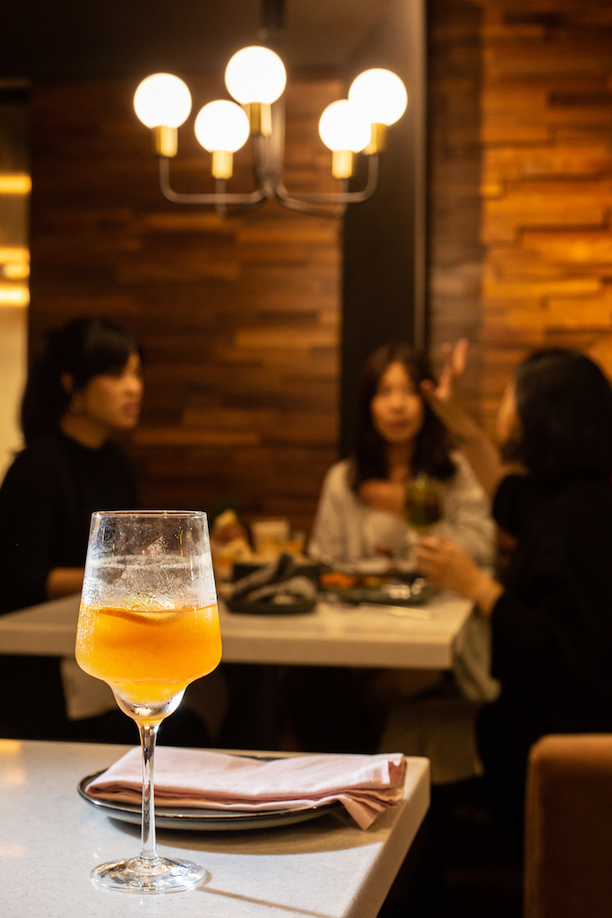 餐廳全時段供應餐酒，女孩相約來喝下午酒，午後微醺迷人正好。