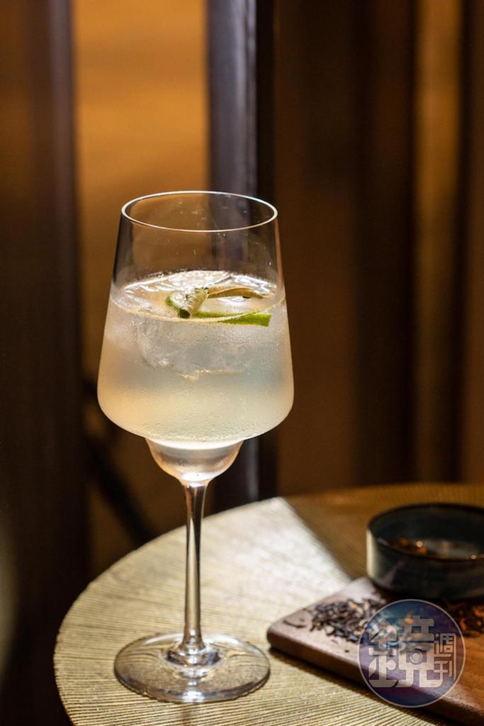 冷洌淨透的「柏林印象蜜香琴湯尼」,帶乾燥植物香氣。(300元/杯)