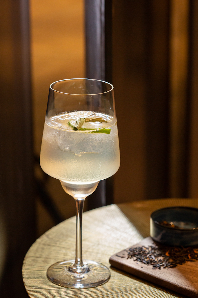 冷洌淨透的「柏林印象蜜香琴湯尼」，帶乾燥植物香氣。（300元／杯）