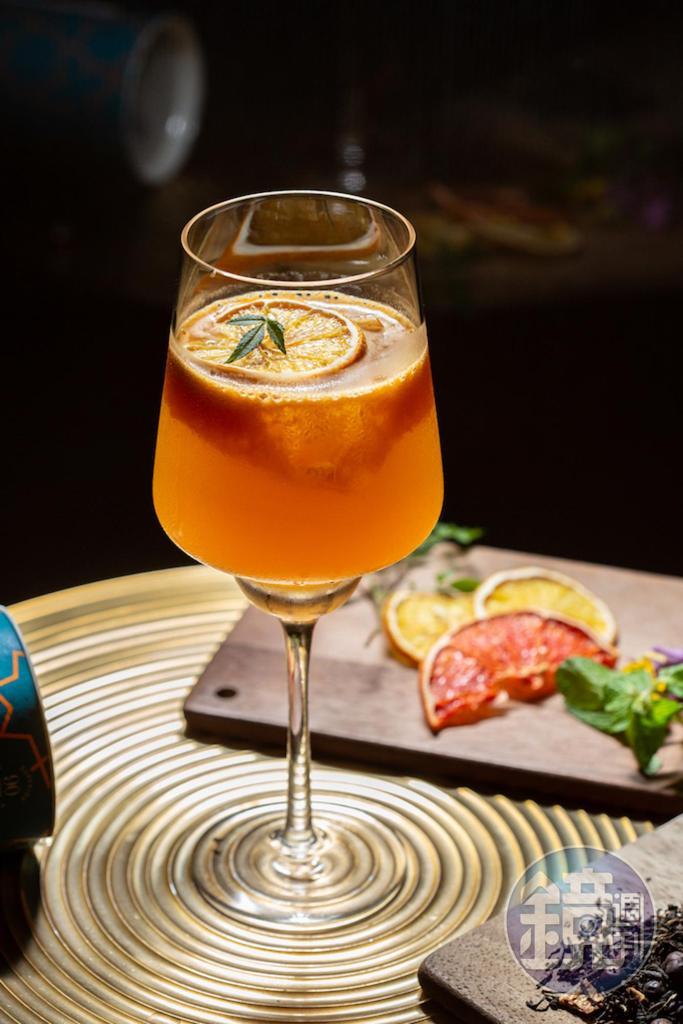 有明亮柑橘香氣的「荒唐伯爵酸甜百香Highball」,生津芳美。(300元/杯)