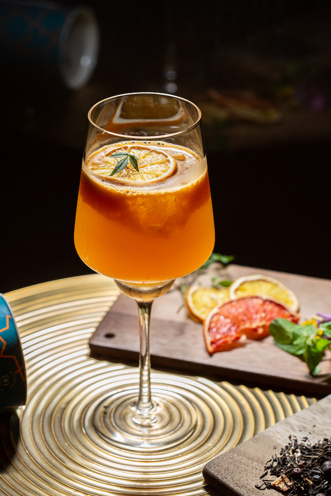 有明亮柑橘香氣的「荒唐伯爵酸甜百香Highball」，生津芳美。（300元／杯）