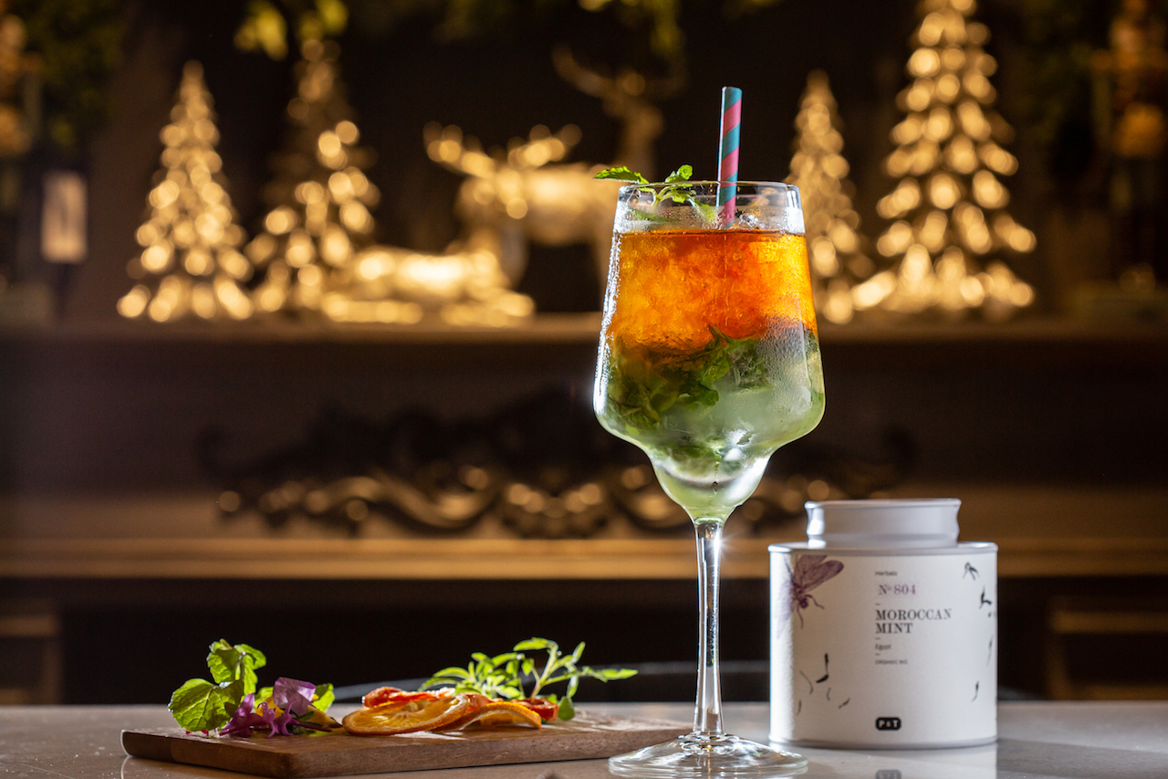 透著草綠色澤的「異域綠洲 沁涼薄荷Mojito」，清涼易飲，（260元／杯）