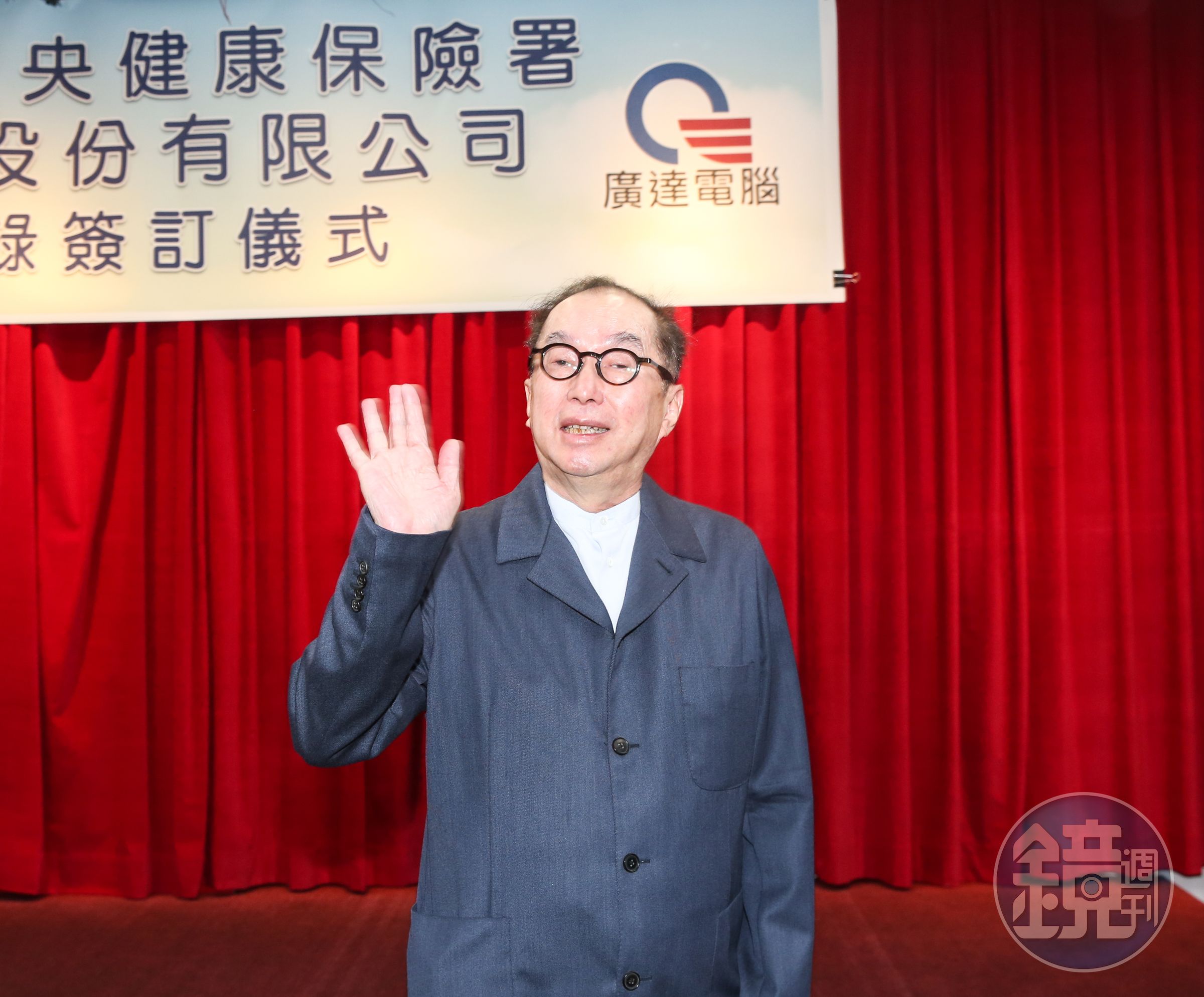 對於這次疫情，林百里指出防疫讓全世界都看到了台灣，更稱讚健保是全世界第一名的。