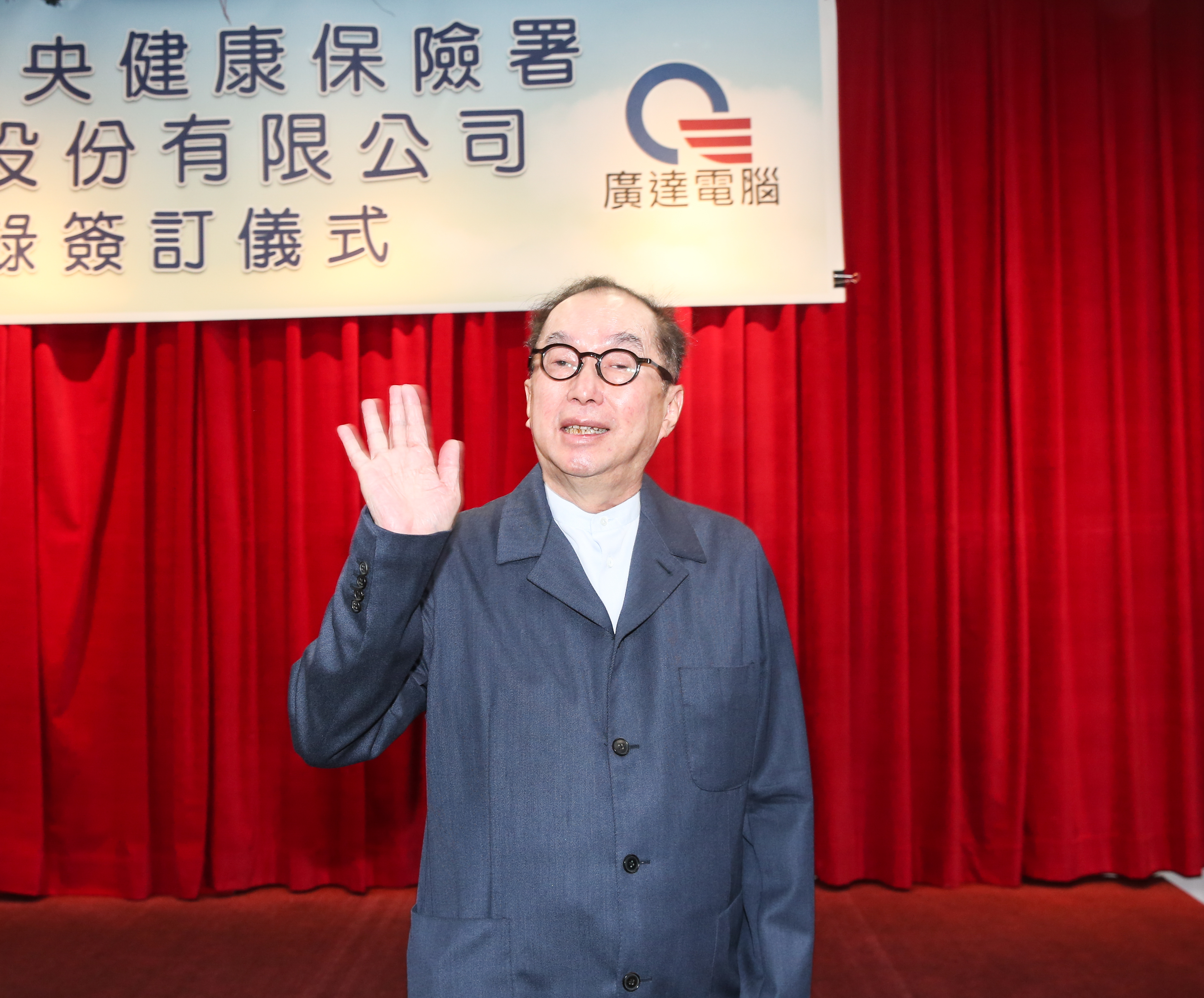 對於這次疫情，林百里指出防疫讓全世界都看到了台灣，更稱讚健保是全世界第一名的。