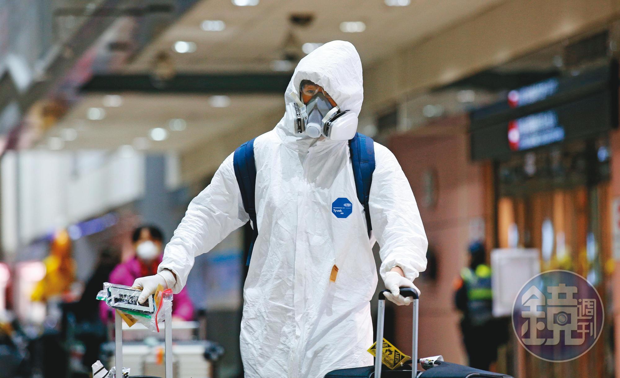 留學生及國人近日大批返台,不少人全程穿著防護衣、戴口罩,甚至在機上乾脆不吃不喝,降低接觸感染的可能。