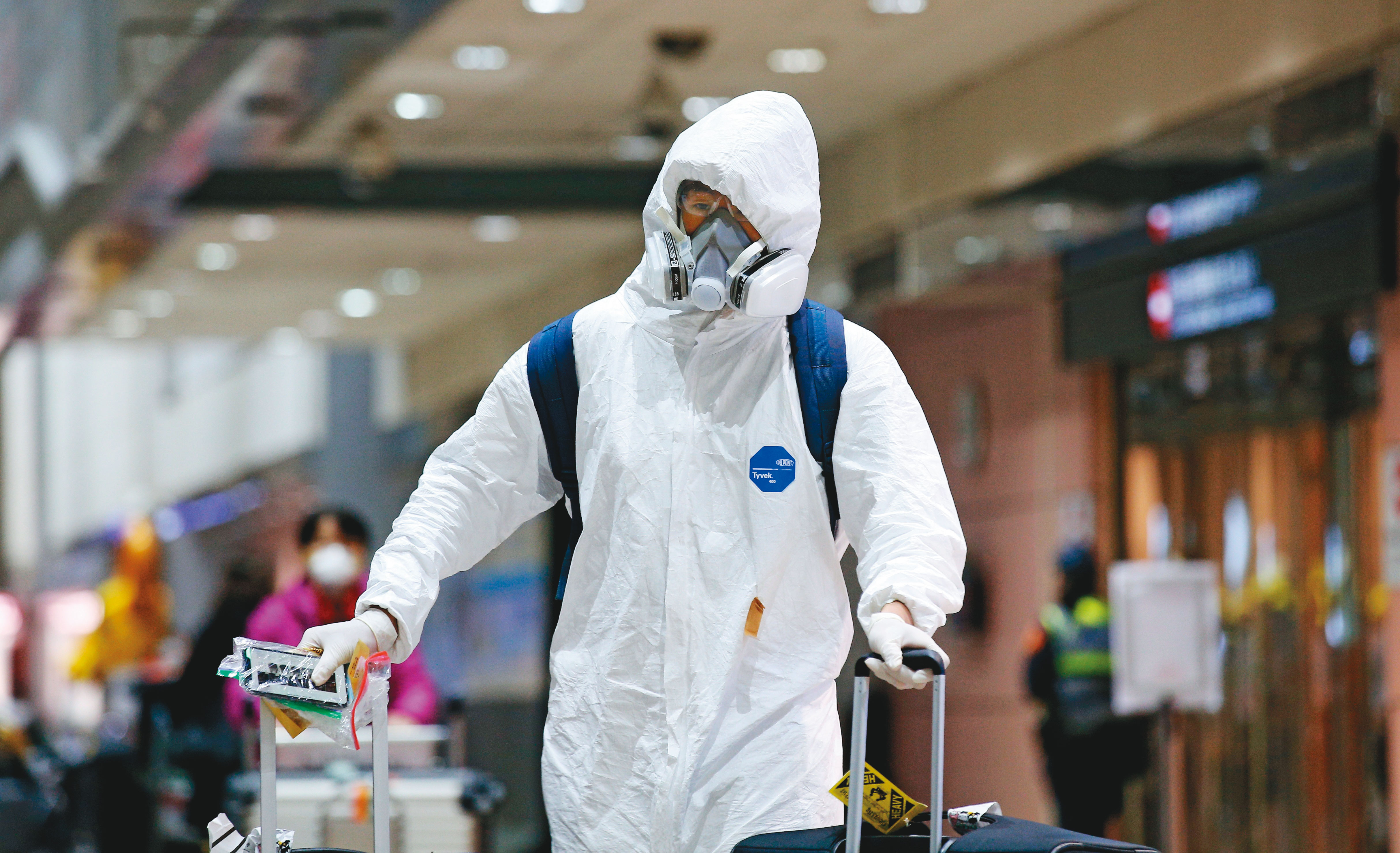 留學生及國人近日大批返台，不少人全程穿著防護衣、戴口罩，甚至在機上乾脆不吃不喝，降低接觸感染的可能。