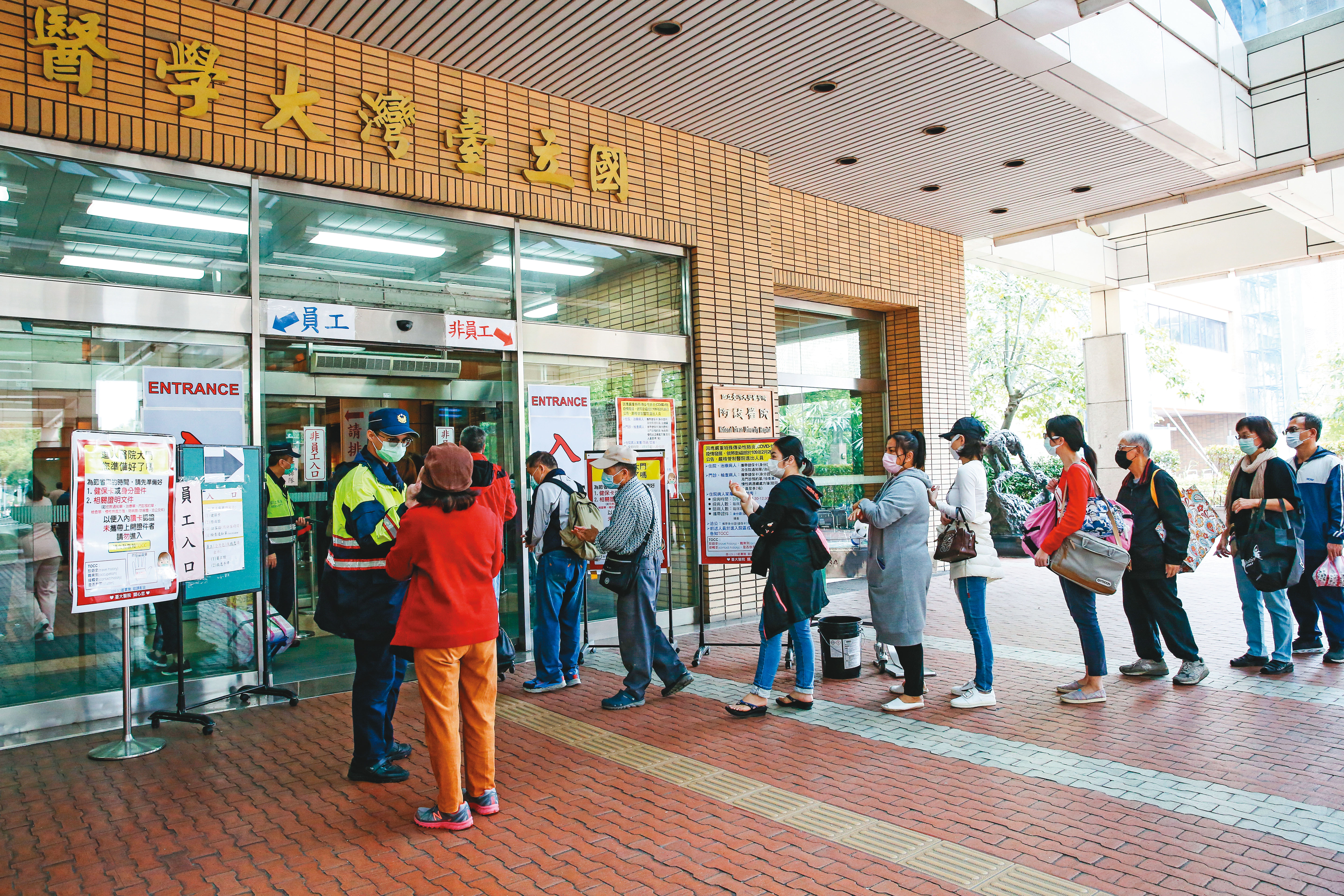 醫療體系是防疫的最後防線，指揮中心訂出5階段醫療應變措施，視疫情狀況升級，各大醫院目前已採分流管制進場。