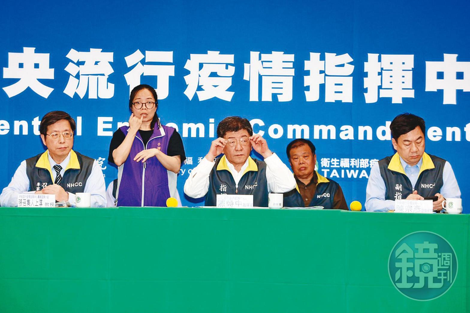 疫情指揮中心指揮官陳時中（左）直言，這波防疫的重點不在「它不來」，而是來了要怎麼處理它。
