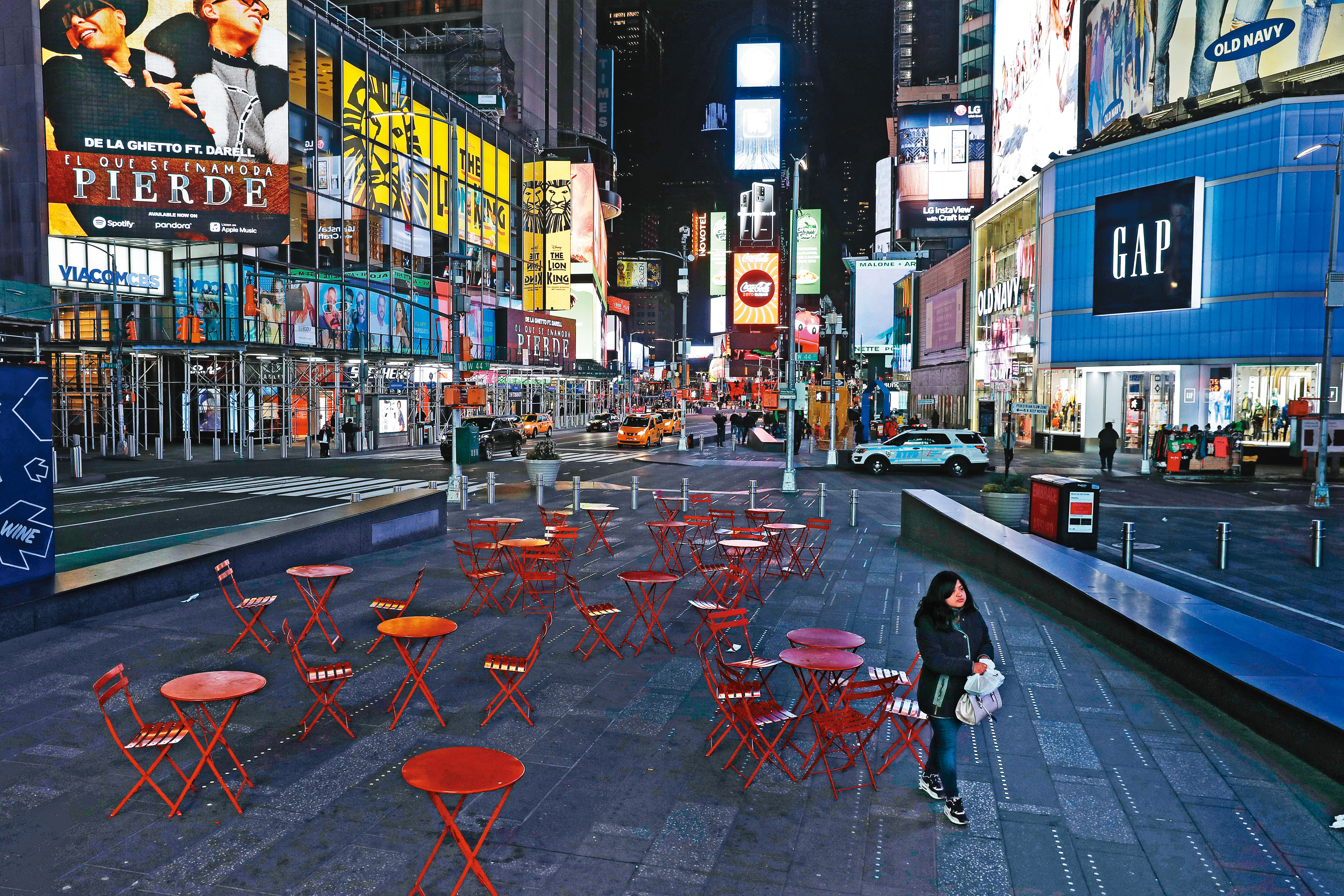 美國確診人數已破3萬5千人居全球第3高，僅次中國、義大利，紐約知名景點「時代廣場」也受疫情衝擊顯得空蕩蕩。（達志影像）