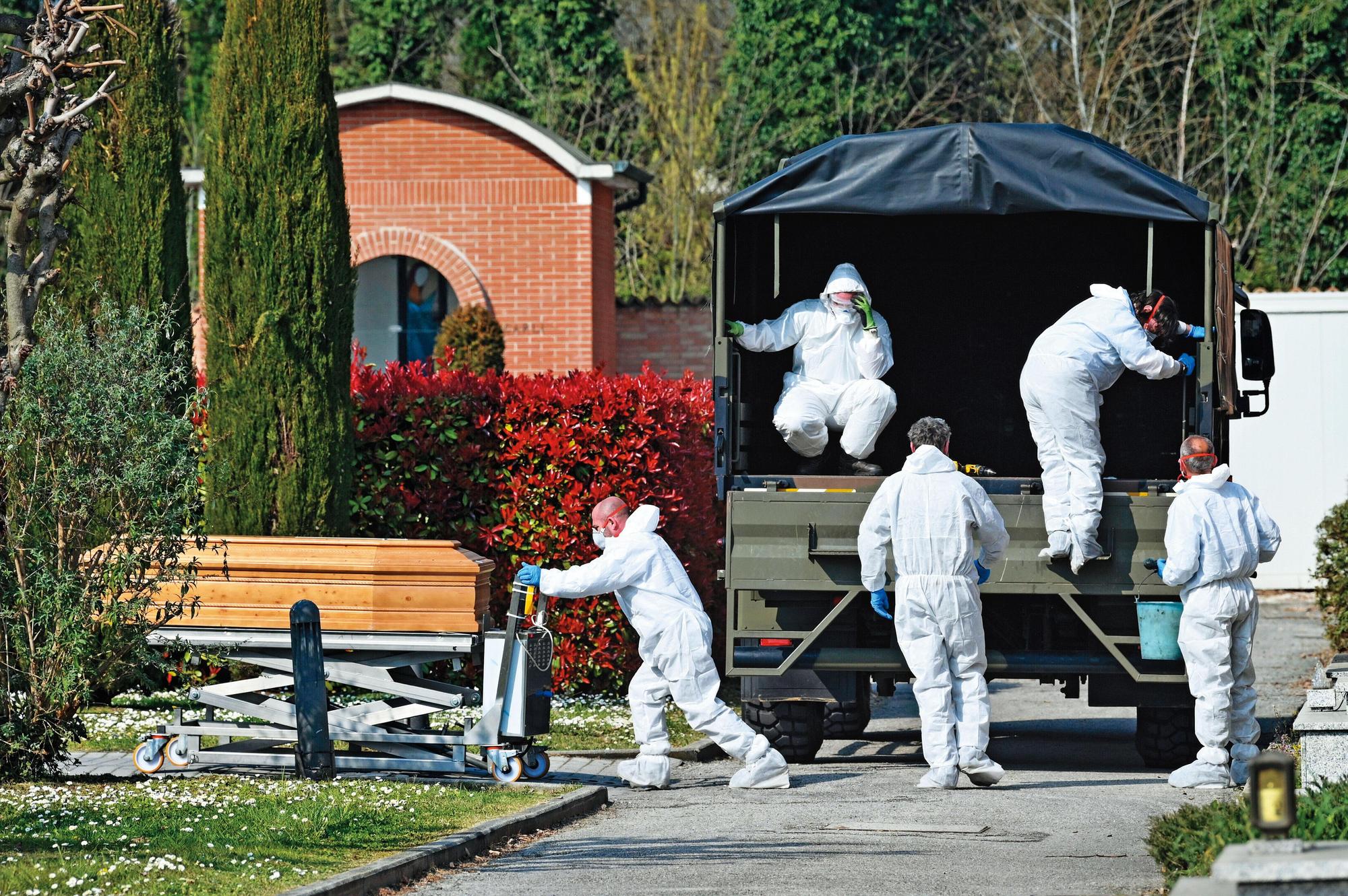 義大利武漢肺炎死亡人數已超越中國、躍居全球第一，一輛軍用卡車正在運送因染疫而不幸離世者的棺材，準備火化。（達志影像）