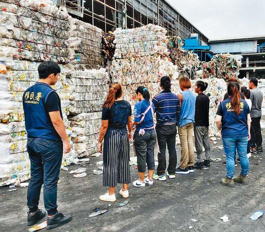 防疫當前,除了遭查緝而住進收容所的移工,全台共4.8萬名無證移工的處境值得政府關注。(翻攝畫面)
