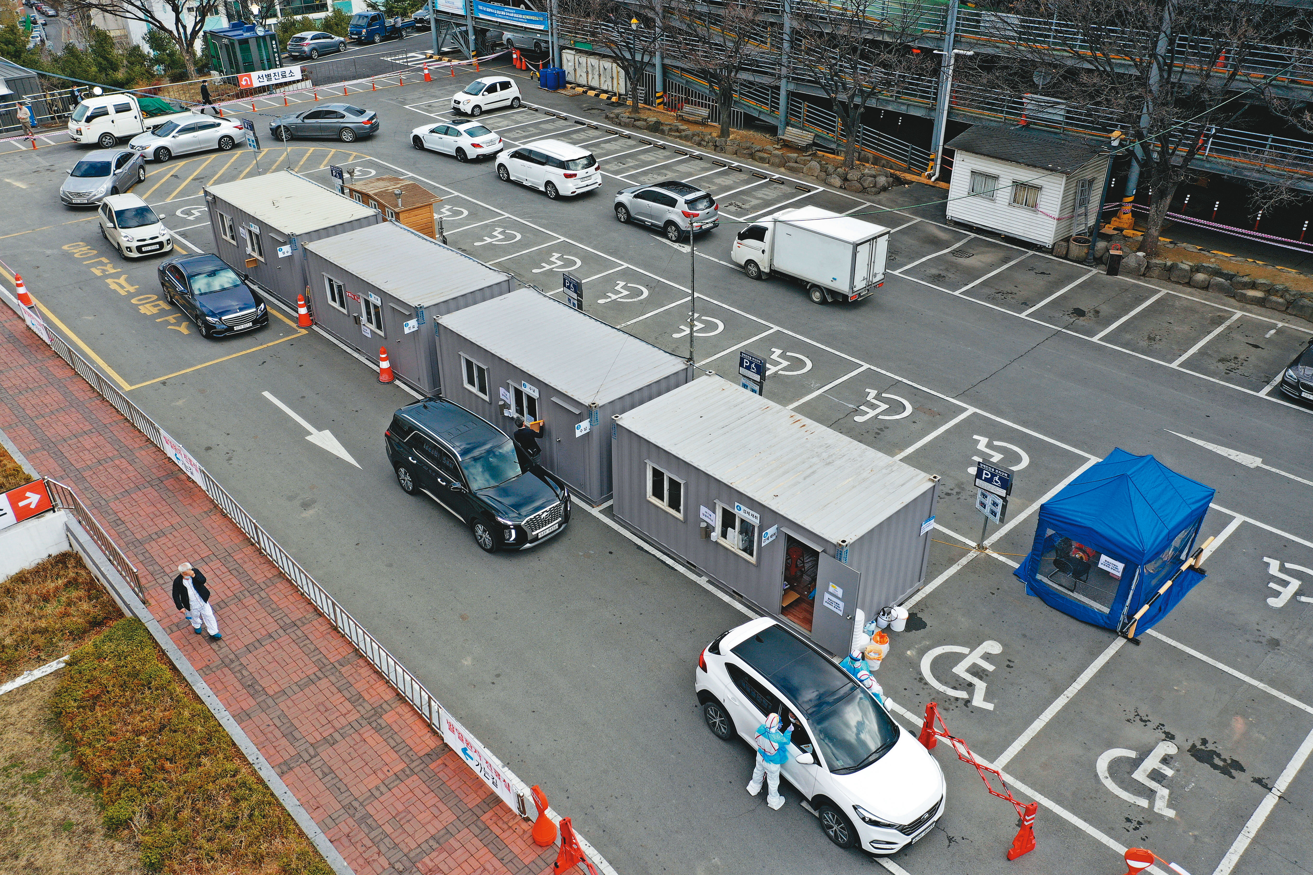 韓國採「得來速」模式，一天採檢量可達萬件，但台灣的疫情指揮中心認為，除非出現大量找不到感染源或本土傳播個案，否則不會跟進，因現階段採檢方式已可掌握相關接觸者。（達志影像）